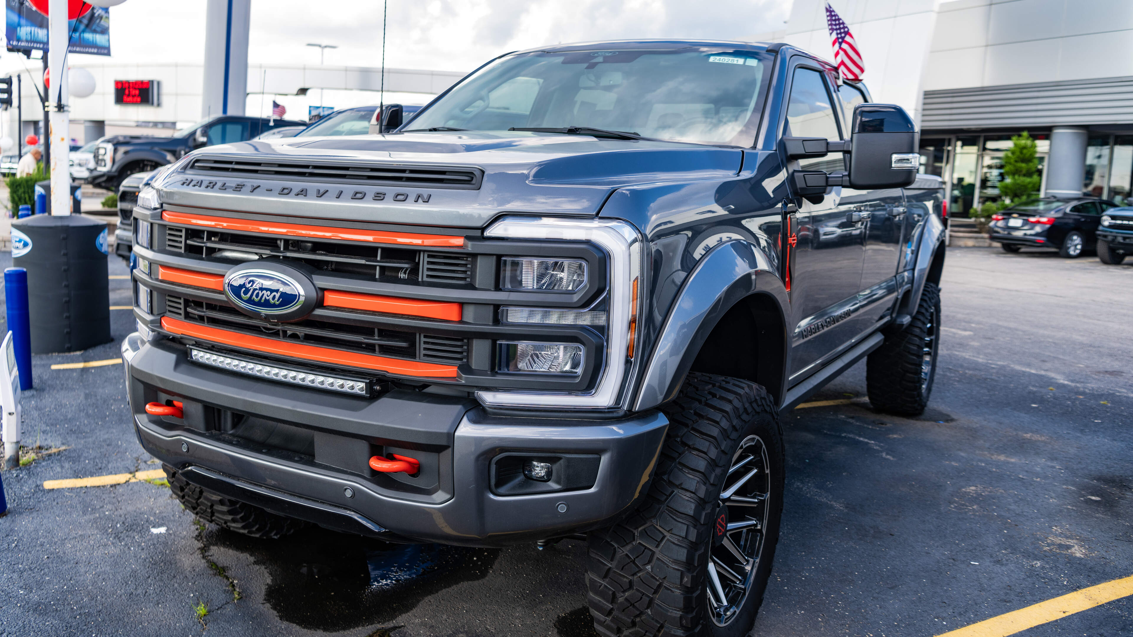 Ford verhoogt winstverwachting, maar oorlog en inflatie drukken orders