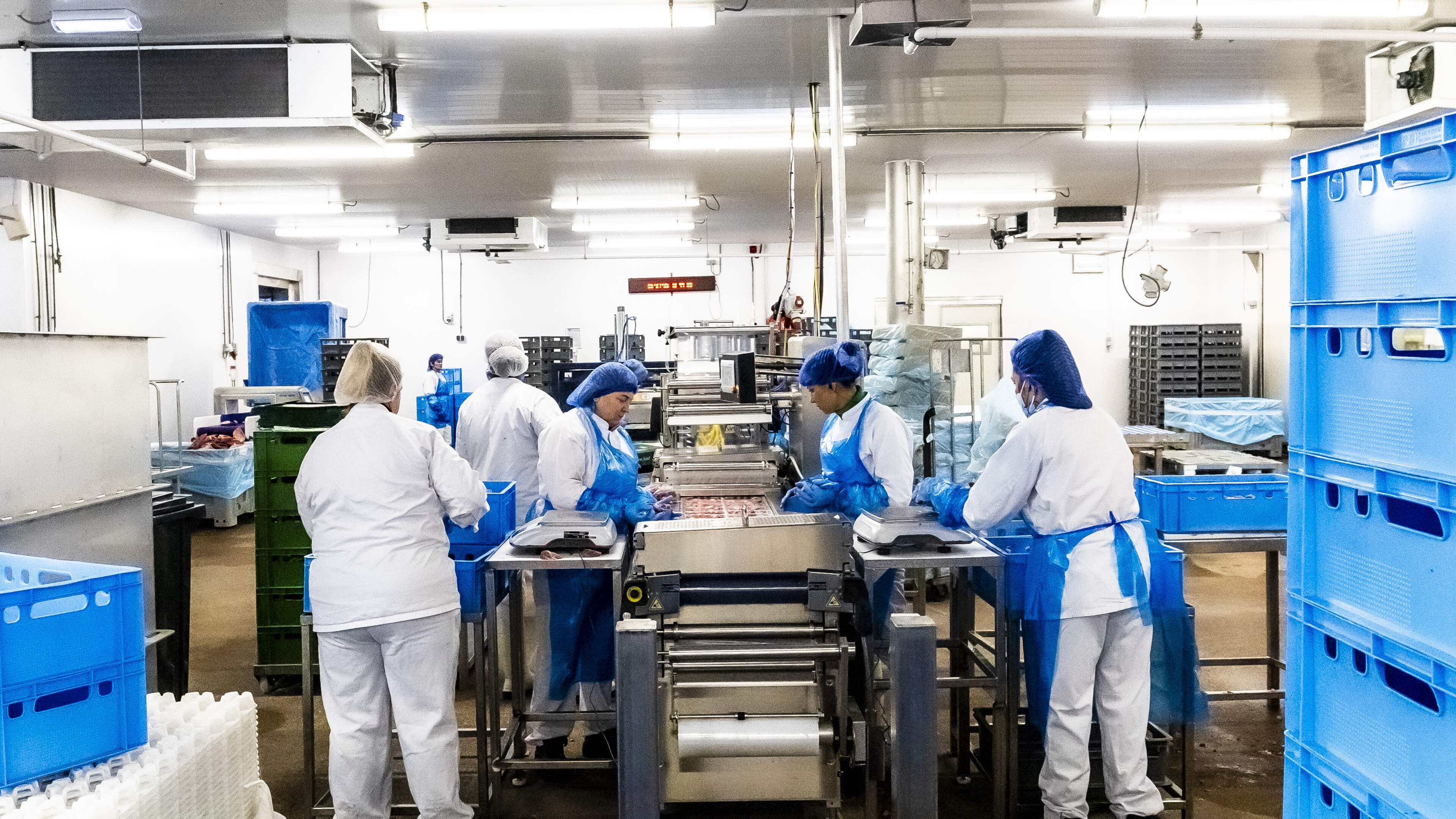 Vleesbedrijven en vakbonden overhoop om ’prijsstijgingen’: ’Eigenlijk steelt de werkgever een deel van hun salaris’