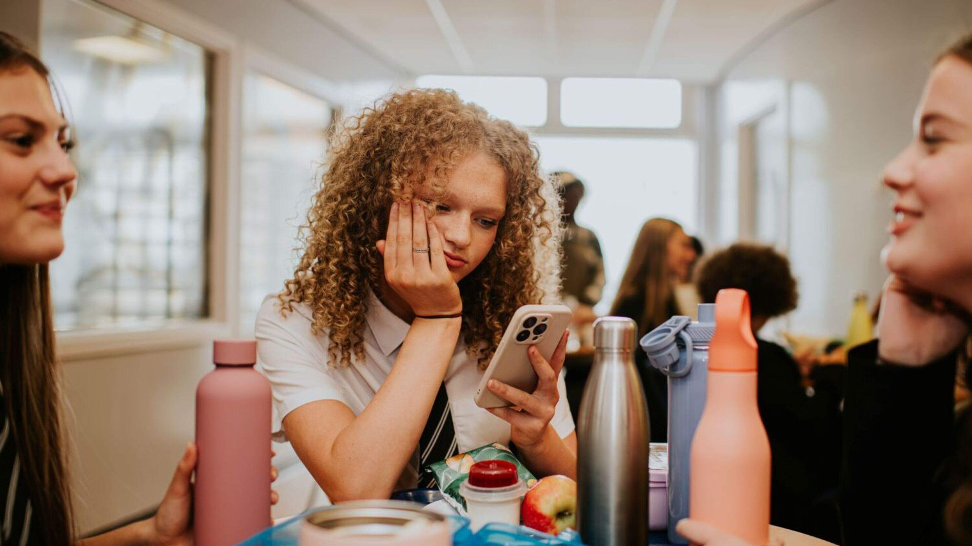 Hoe zorg je dat je kind veilig blijft op sociale media? Expert geeft tips