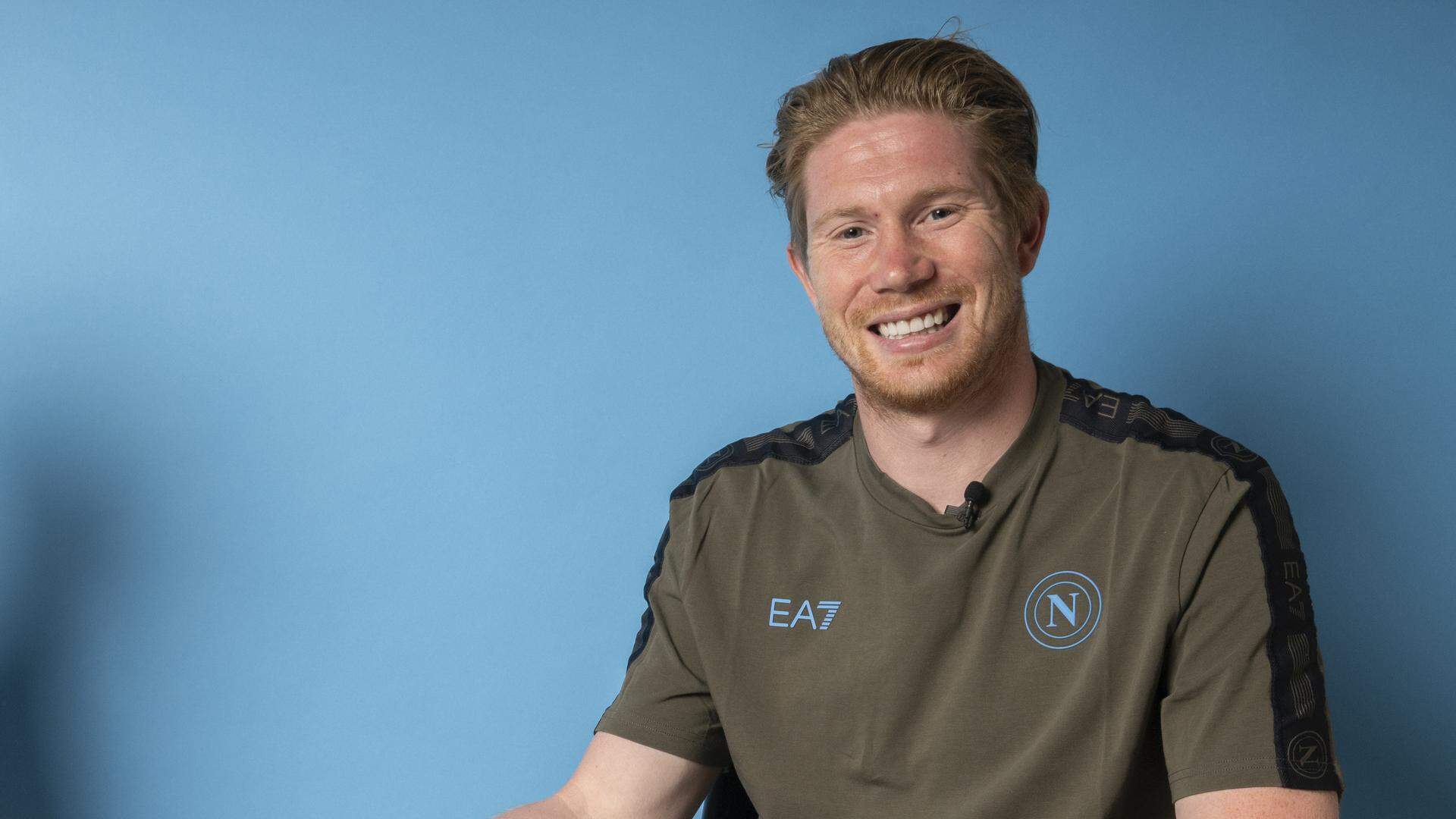  Kevin De Bruyne shakes hands with SSC Napoli President Aurelio De Laurentiis during his official presentation as a new Napoli player on June 12, 2025 in Rome, Italy. (Photo by SSC NAPOLI/SSC NAPOLI via Getty Images)