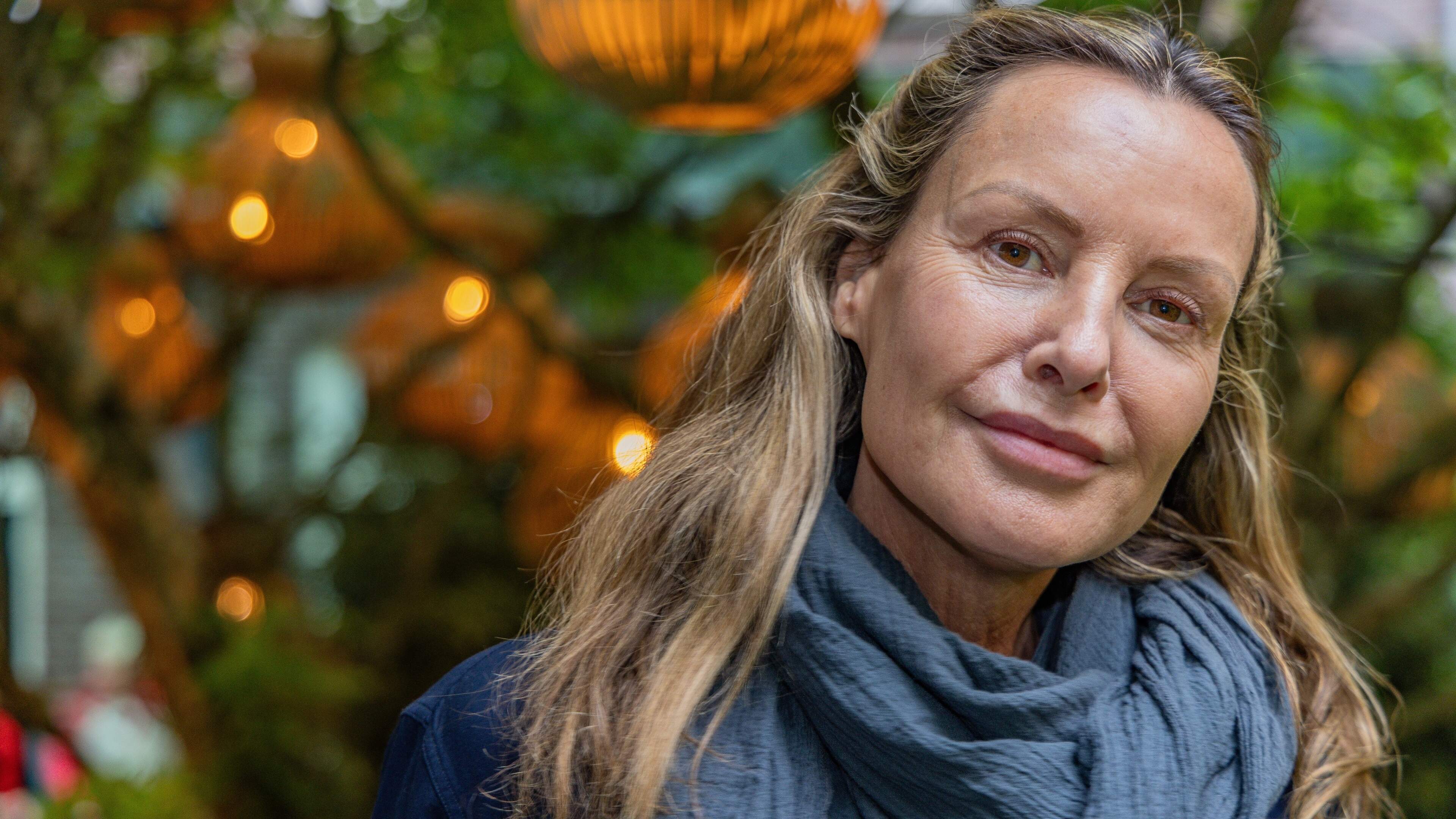 Voormalig actrice en model Micky Hoogendijk (55) vertelt over misbruik door haar stiefvader: ’Mijn moeder was tien meter verderop in de keuken bezig’