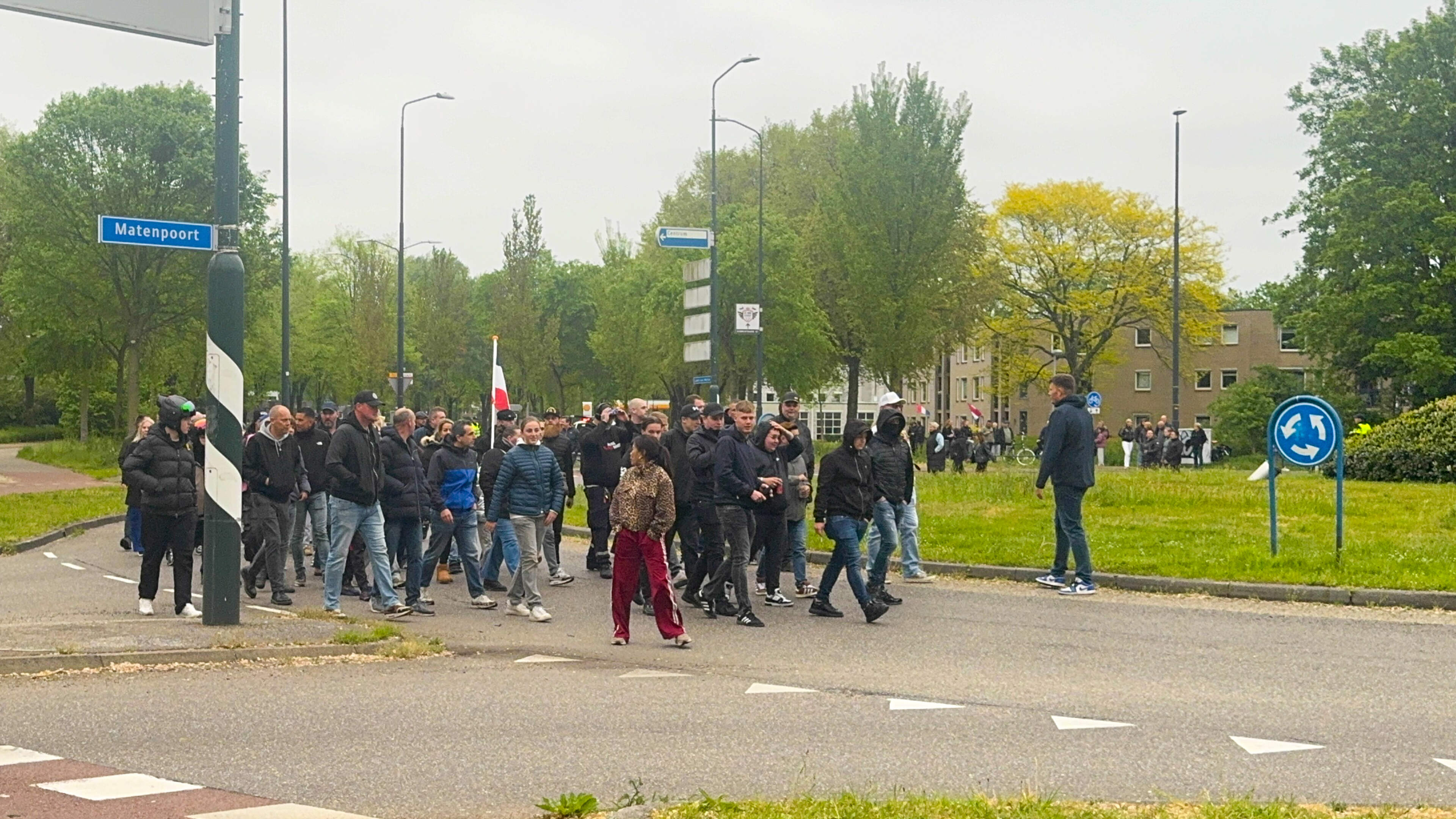 Anti-azc-betogers gooien met vuurwerk in Apeldoorn, politie veegt rotonde leeg