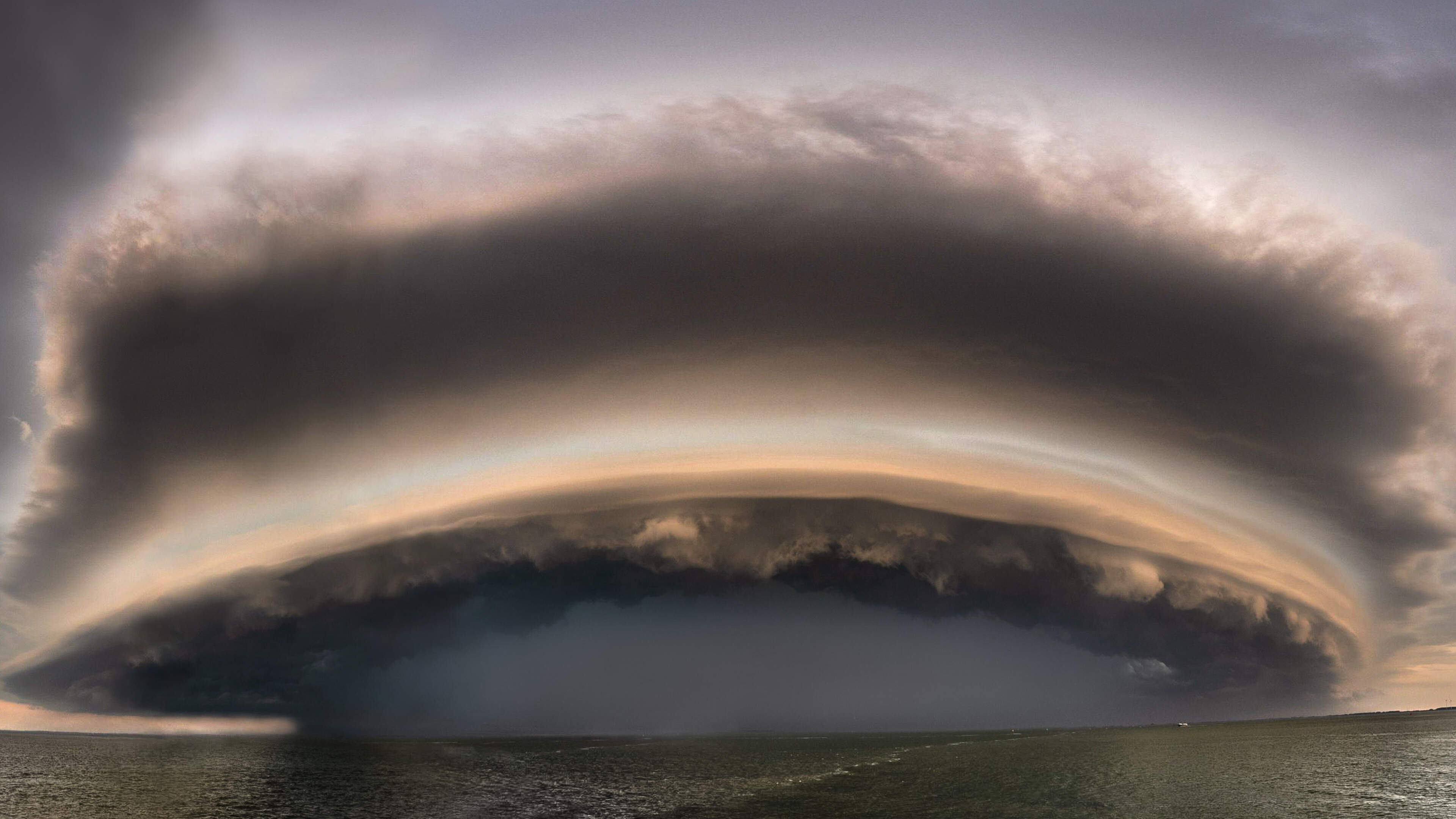 Zeldzame shelfcloud te zien door noodweer: ’fenomenaal’ weerverschijnsel brengt stormjagers in extase