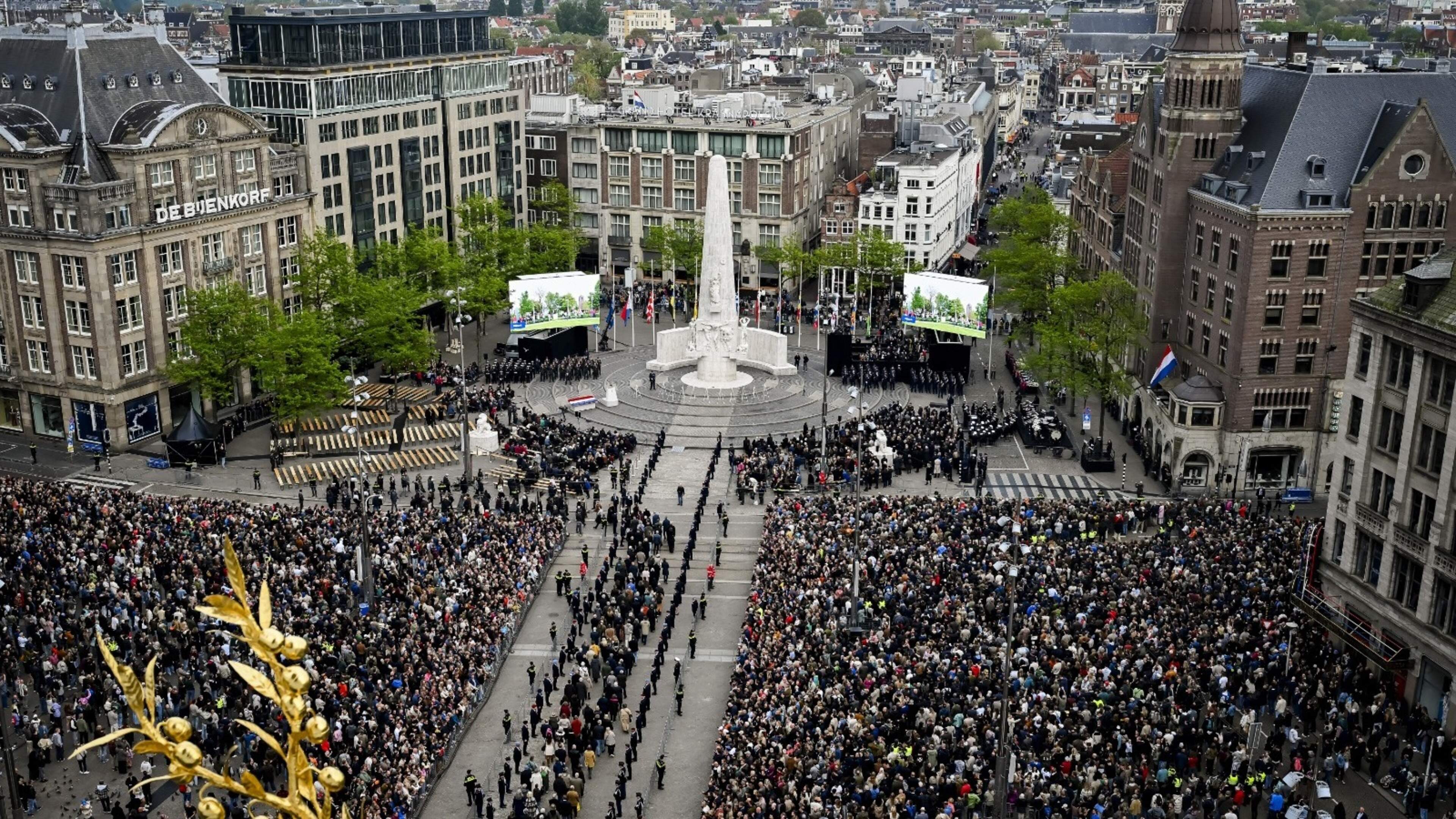 LIVE | Duizenden mensen bij Nationale Dodenherdenking: koningspaar gearriveerd op de Dam