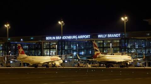 Het vliegverkeer van en naar de luchthaven van Berlijn is vrijdagavond verstoord na de waarneming van een mogelijke drone.
