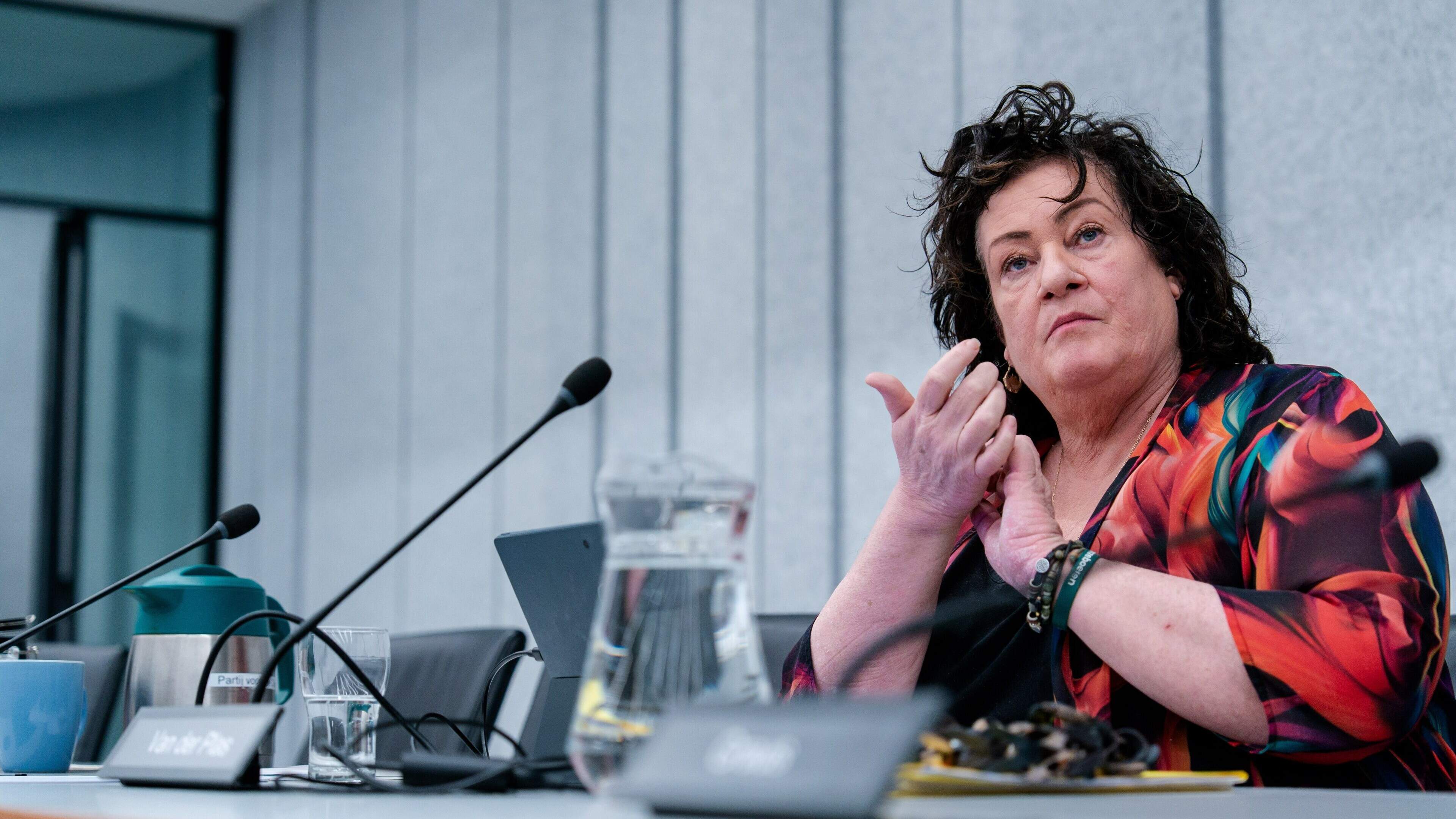 Oppositie maakt gehakt van stikstofbeleid, boerenorganisatie wil weer omgekeerde vlaggen