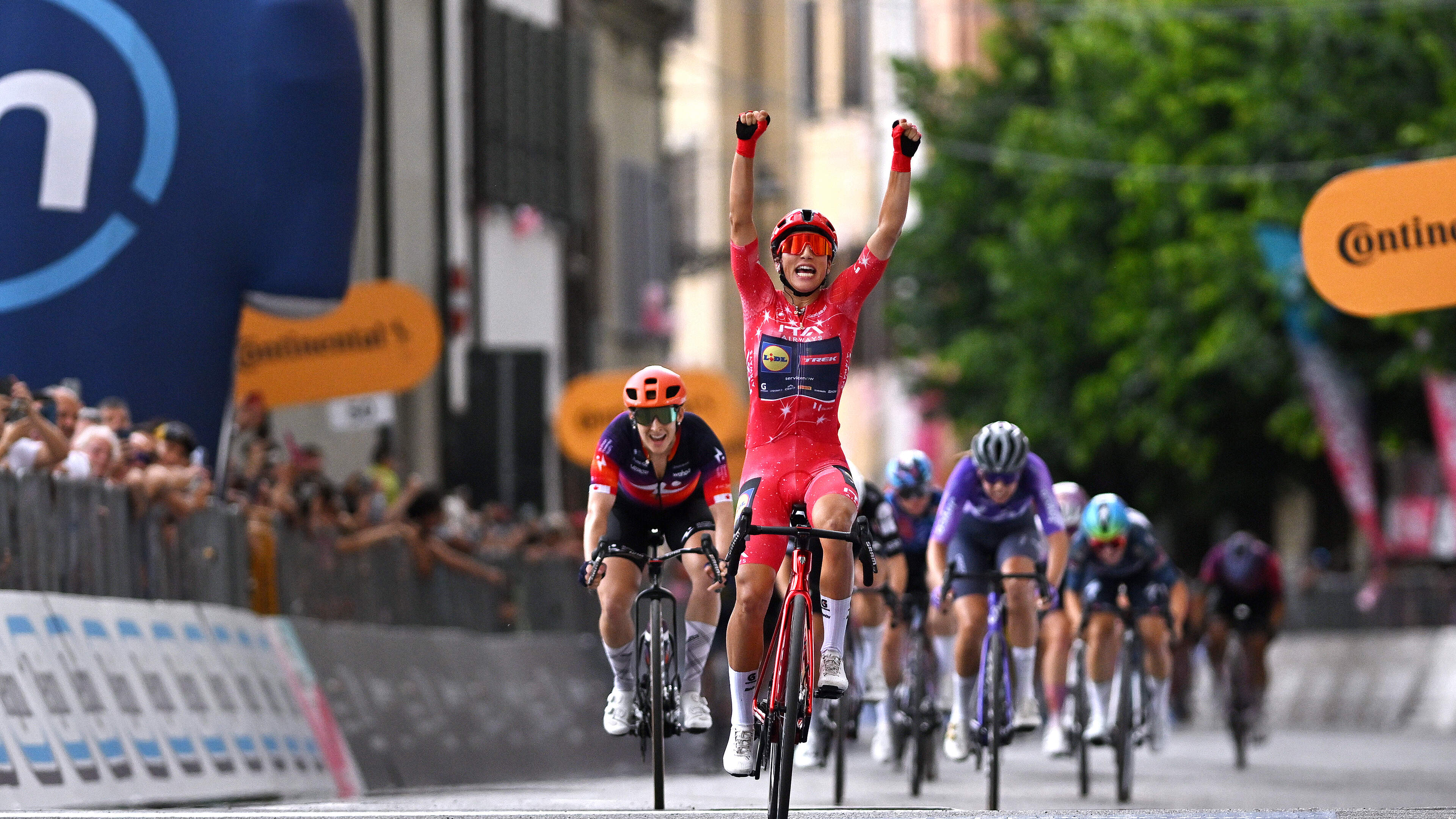 Giro d’Italia: vierde etappe-zege voor Elisa Balsamo, Italiaanse wint massasprint met overmacht