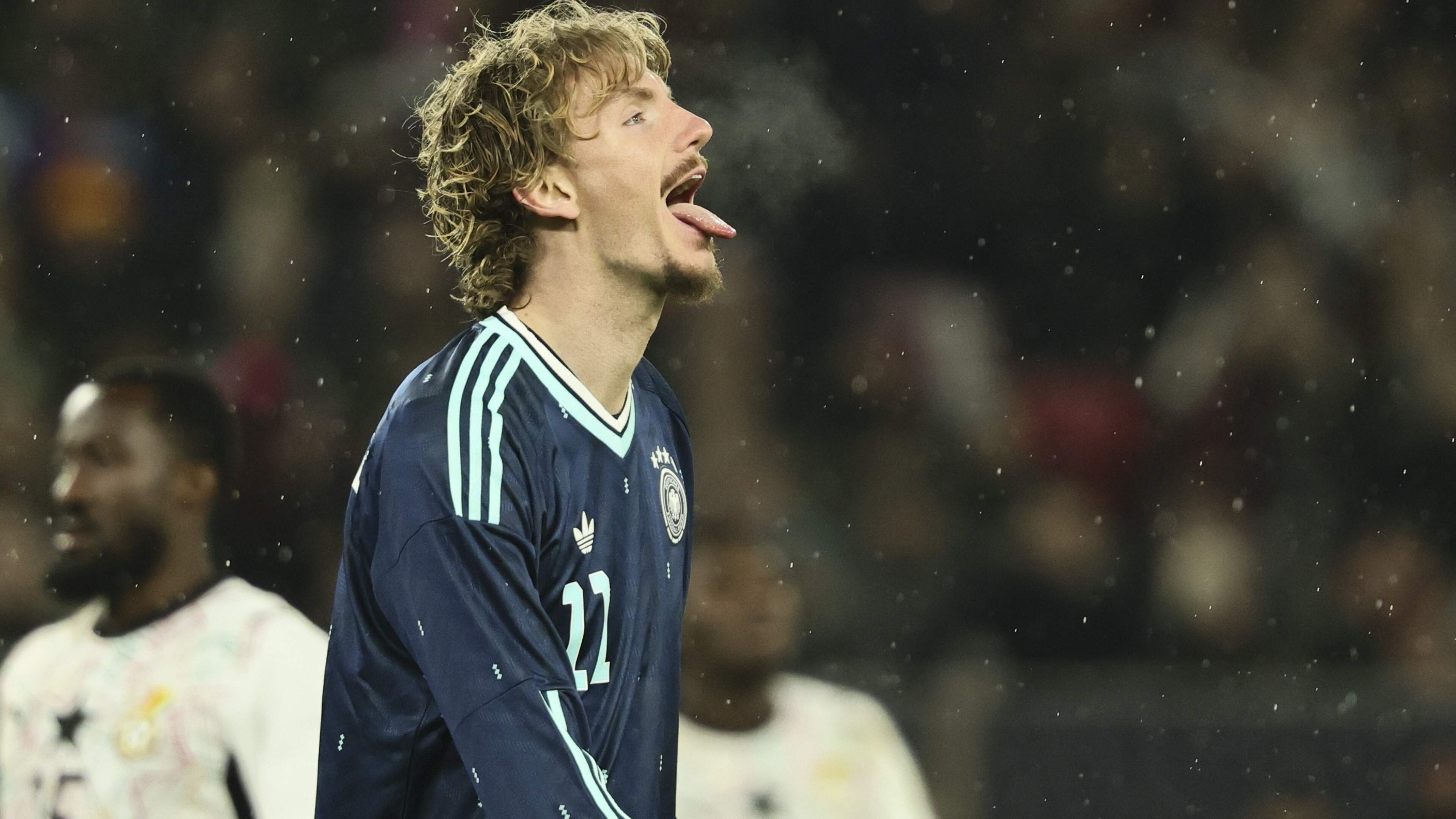 Duitsland-spits Nick Woltemade krijgt richting WK zangles voor het volkslied en ruïneert Sia’s hit Chandelier  