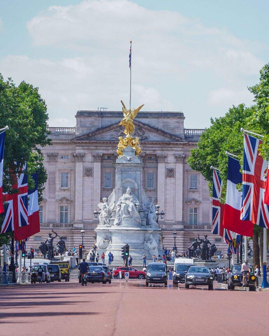 Het beroemde Buckingham Palace in Londen, het werkpaleis van koning Charles, met een geschatte waarde van zo’n 4 miljard euro. 