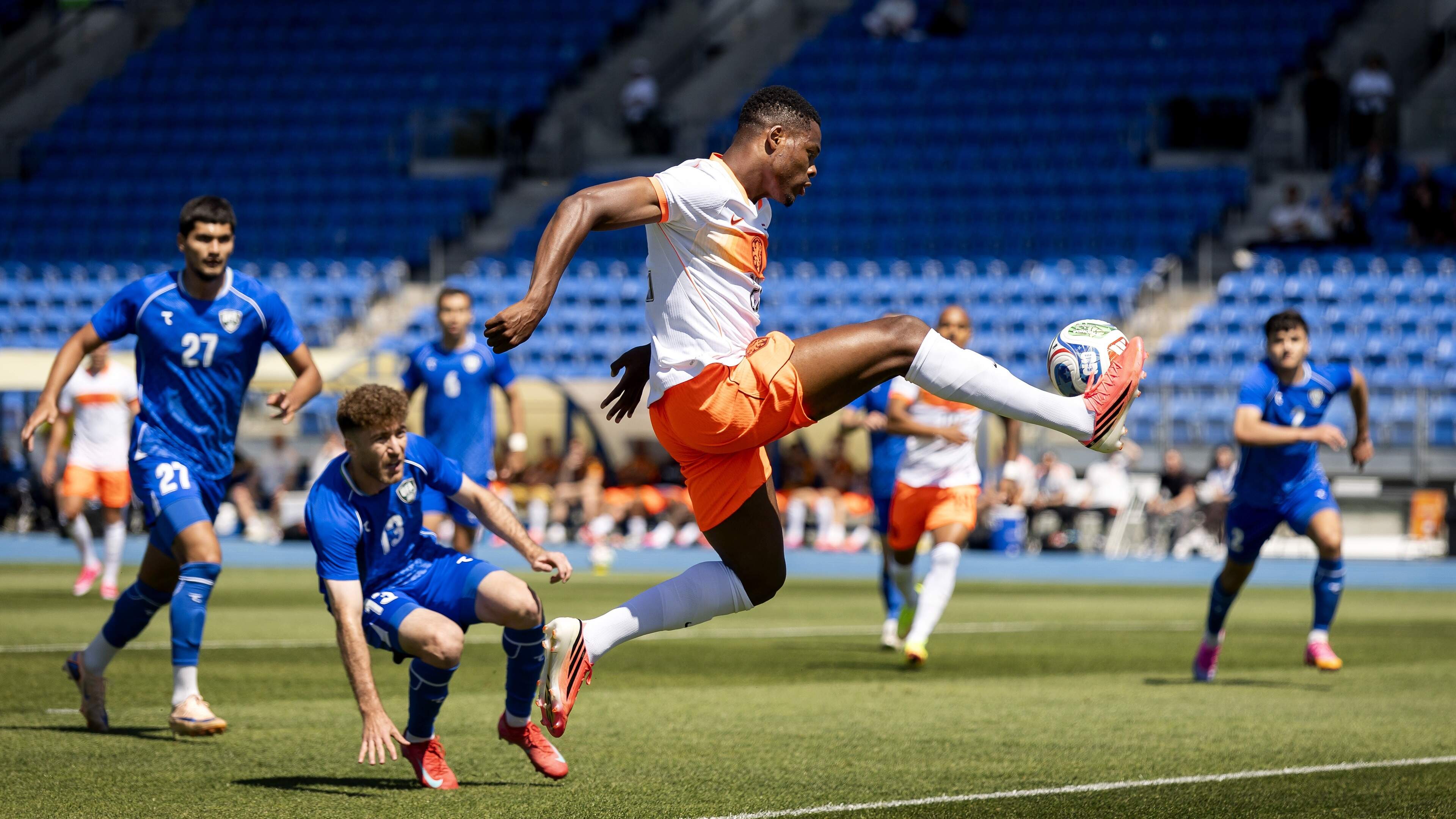 Amateurclub feliciteert Denzel Dumfries met transf
