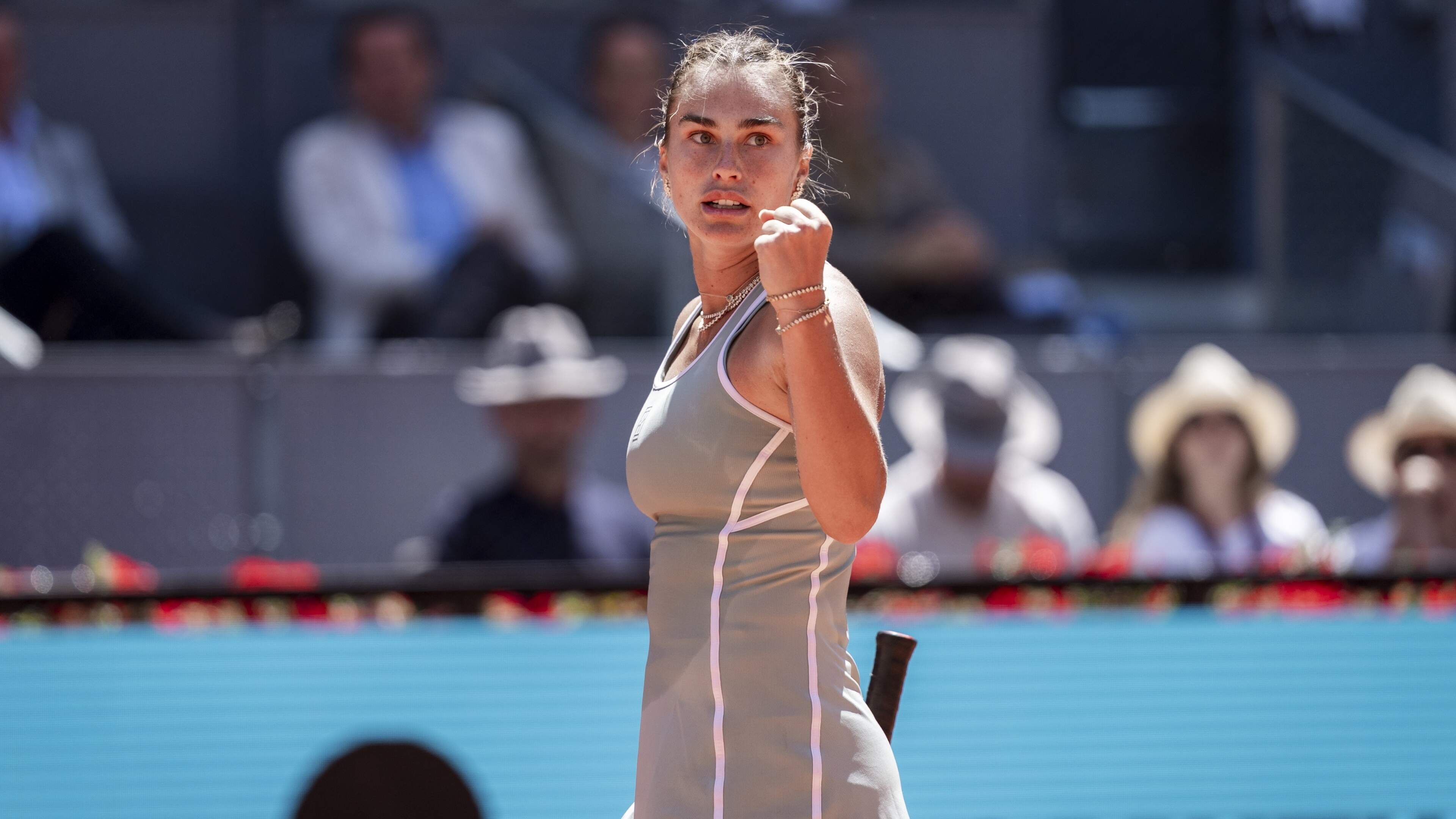 Aryna Sabalenka klopt Naomi Osaka en bereikt kwartfinale van tennistoernooi Madrid