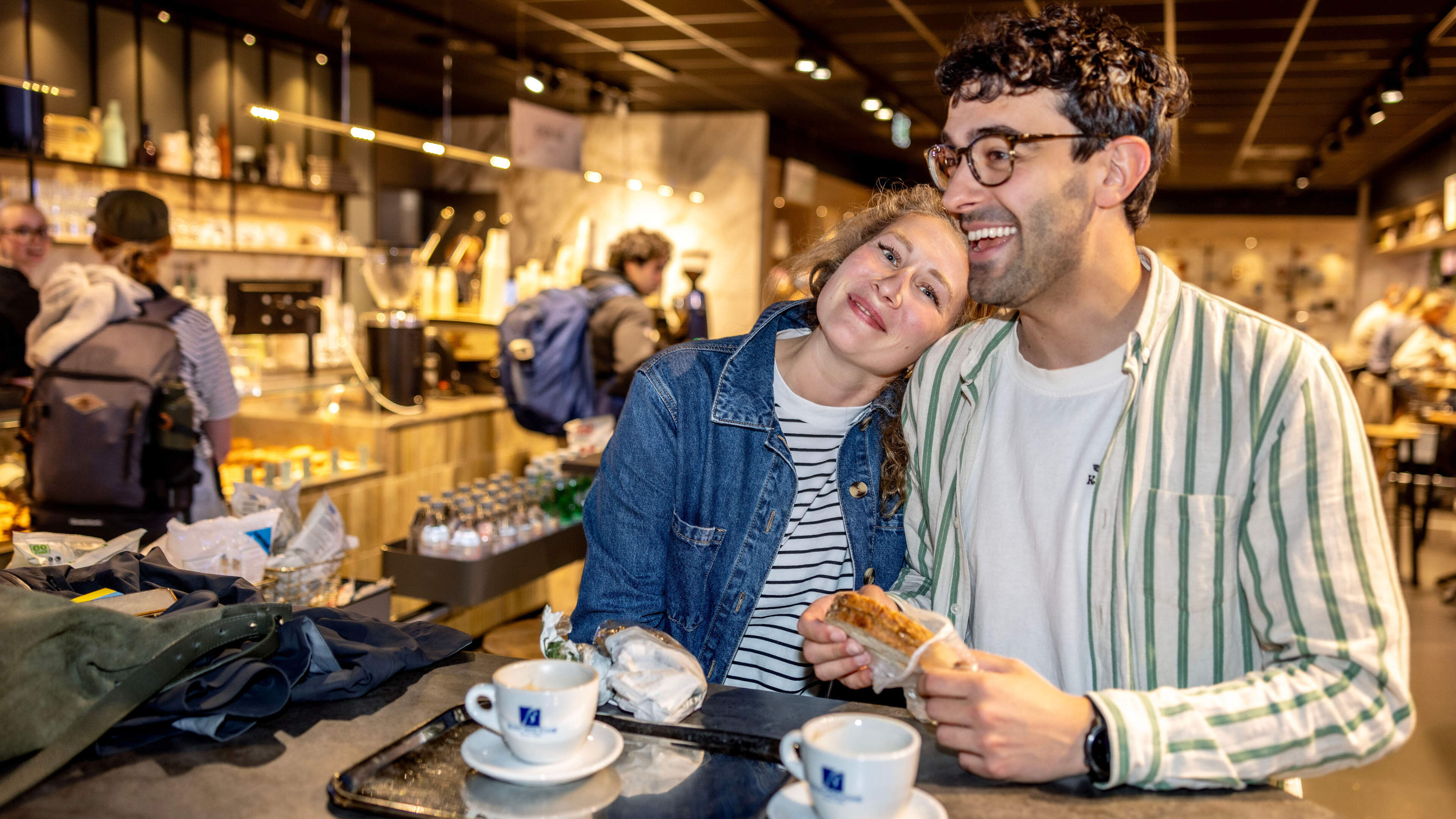 Schiphol travelers bring own sandwiches en masse: air passengers save money on airport food