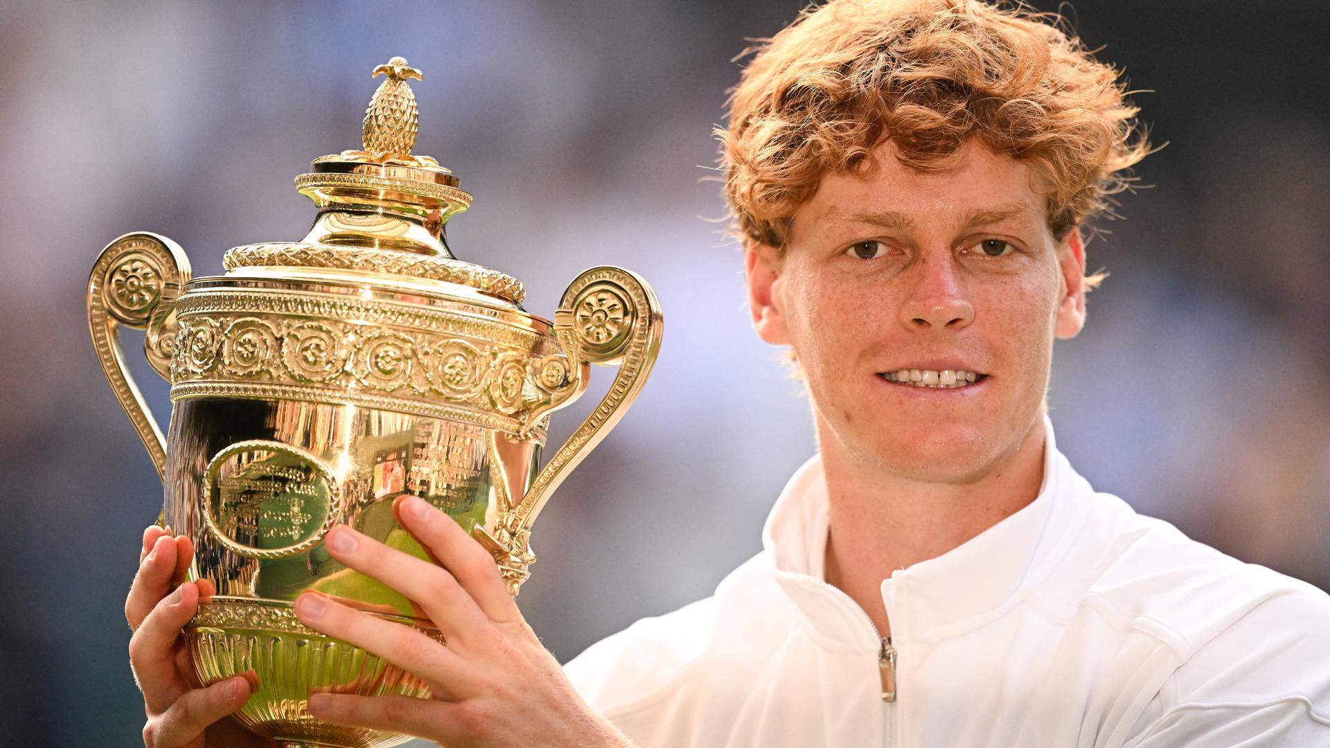 Jannik Sinner is dolblij nadat hij voor het eerst Wimbledon heeft gewonnen.
