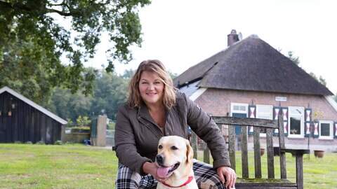 Gina: ’De supermarkt ligt kilometers verderop, dus we slaan groot in en vullen de kelder en vriezer.’