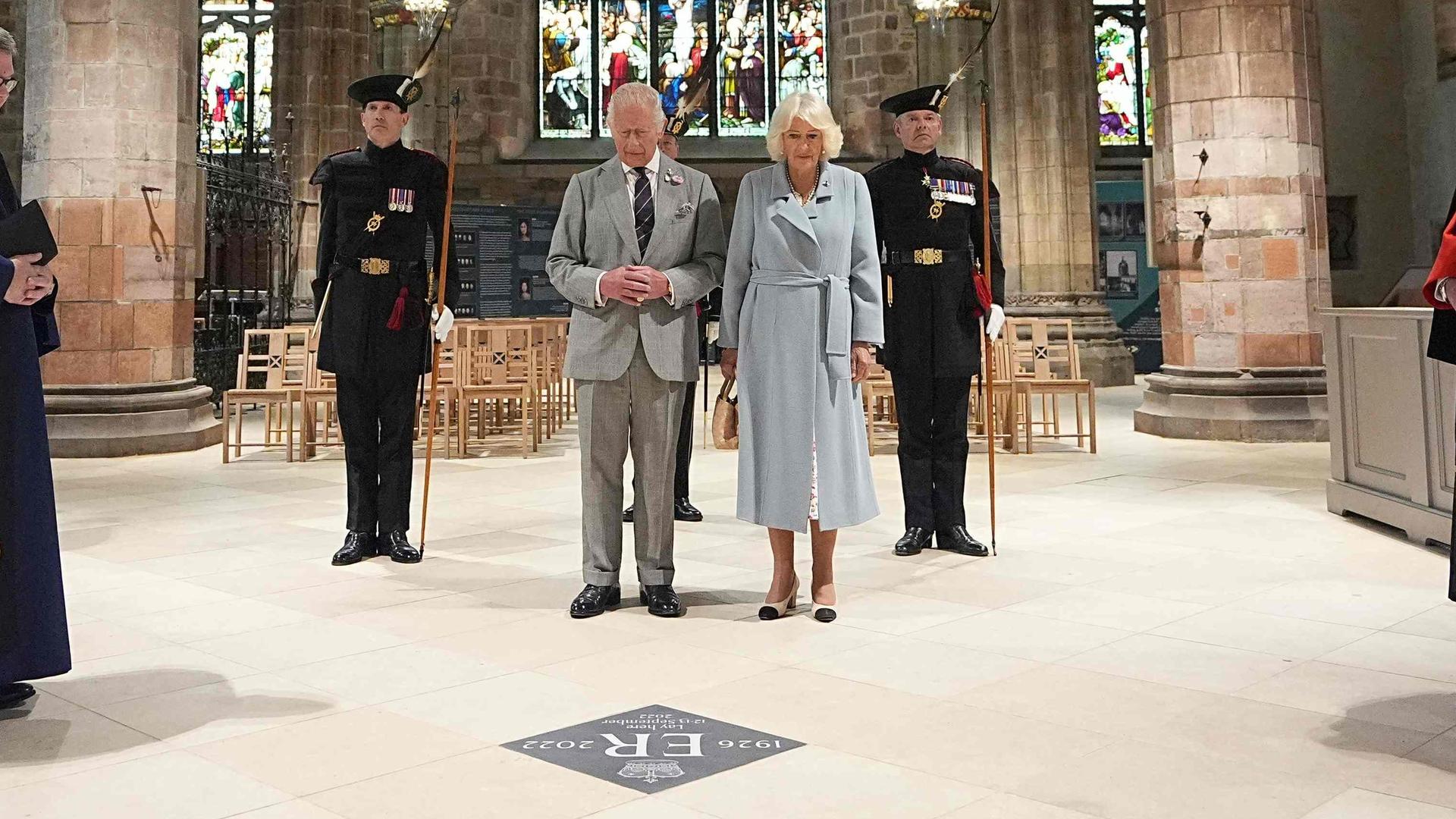 Charles en Camilla onthullen gedenksteen voor Elizabeth.