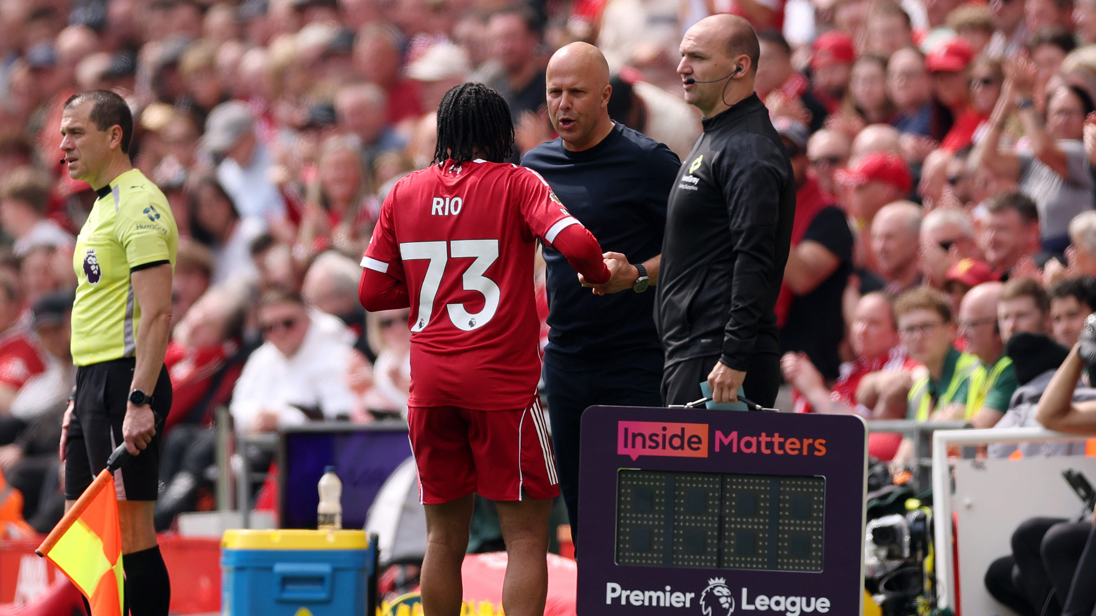 Arne Slot en Liverpool massaal uitgefloten op Anfield, Ryan Gravenberch verdedigt coach: ’Dit verdienen we niet’