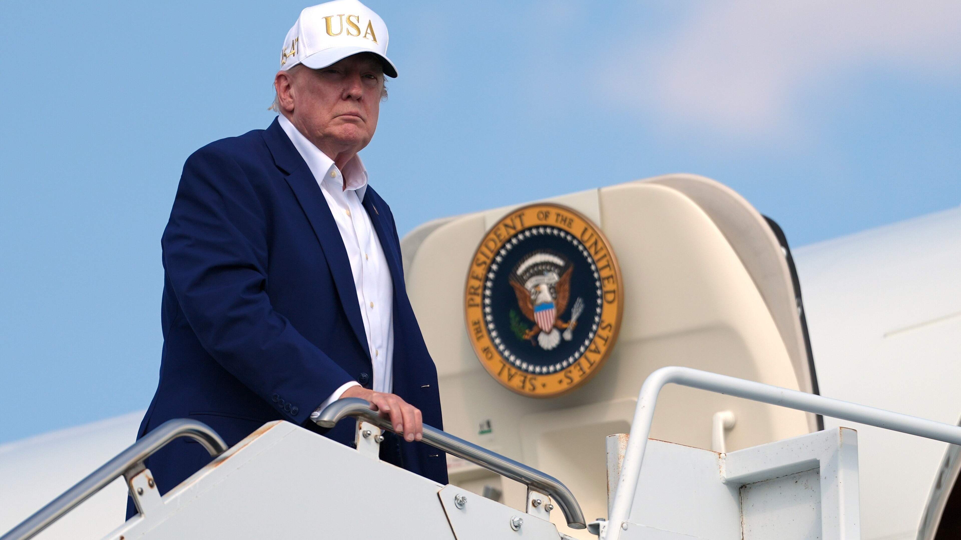 Verstopt in een cateringcontainer: Trump in het geheim weggevoerd na NAVO-top vanwege Iraanse dreiging