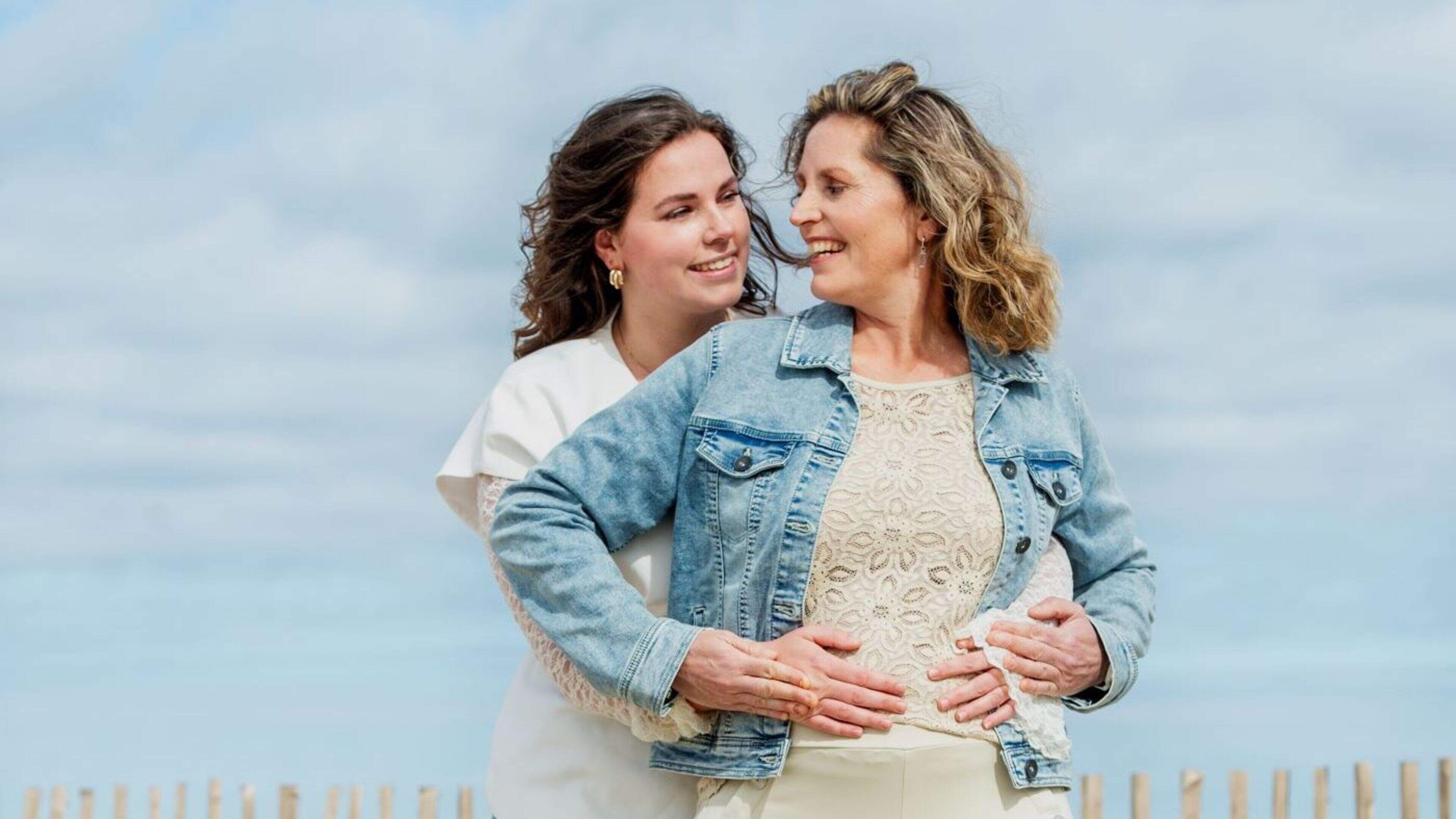 Angela (51) is zwanger van haar eigen kleinkind: ’Op Cyprus vonden we een kliniek waar dit wel kon’