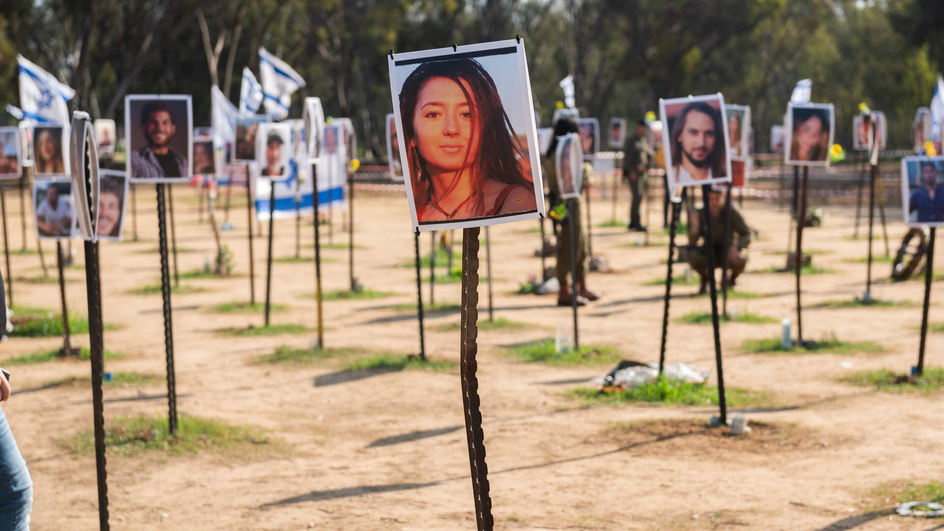 Foto’s herinneren aan de slachtoffers die zijn gedood of ontvoerd tijdens de Hamas-aanval op het Super Nova-festival op 7 oktober.