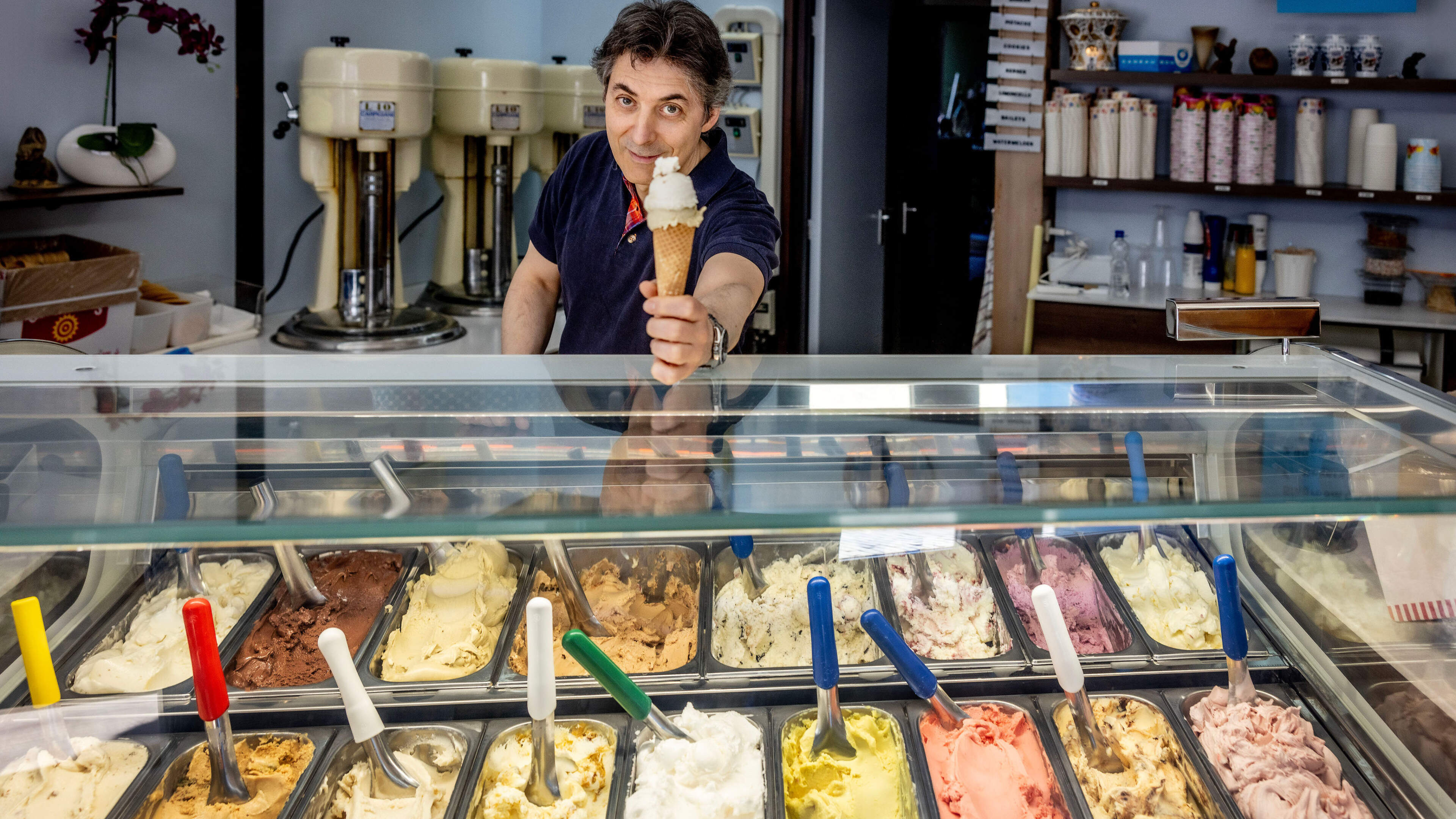Zonaanbidders overspoelen Egmond aan Zee: strandbedjes, zee en een ijsje bij ’Pravi’
