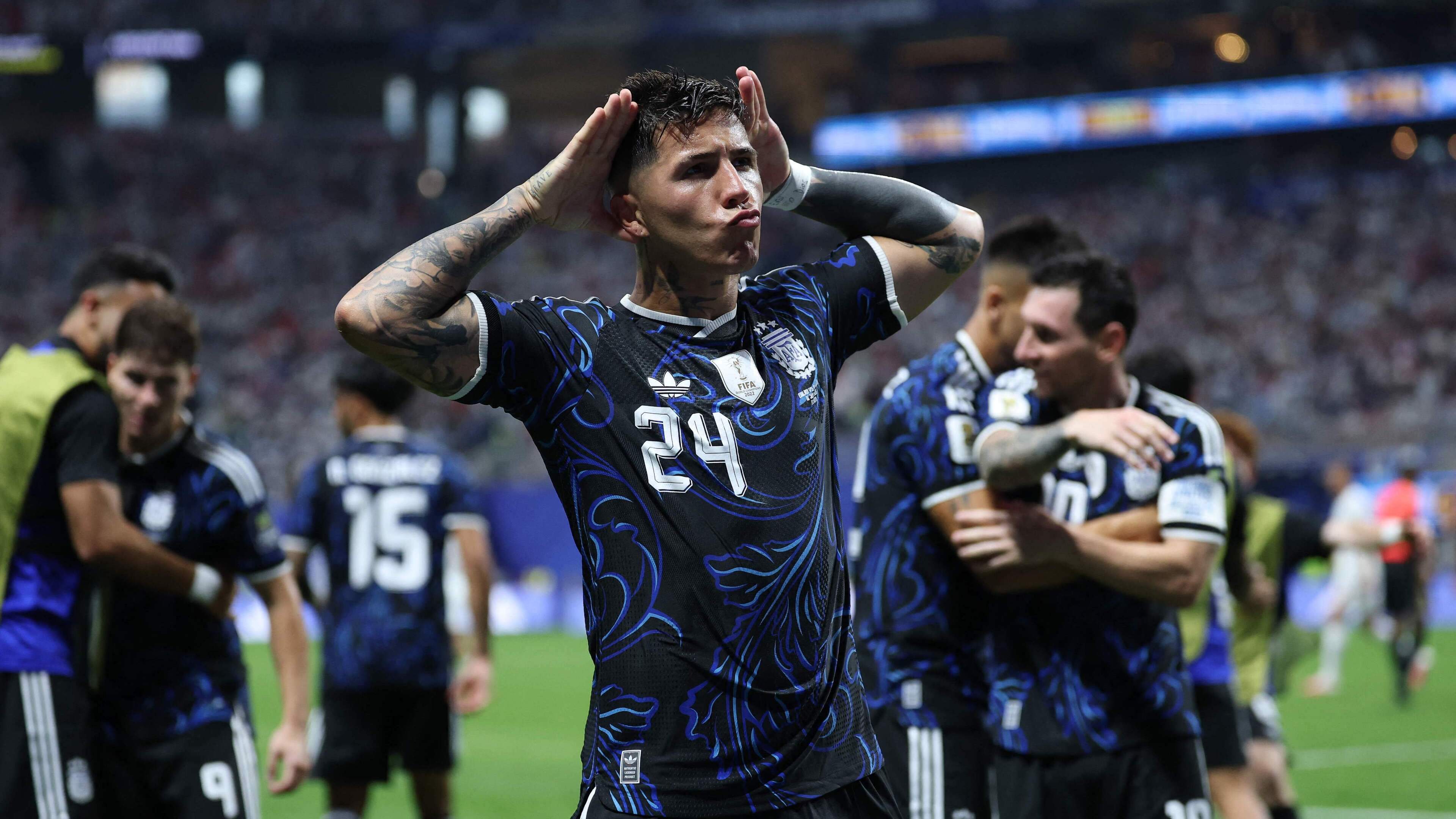 Wereldkampioen Argentinië wint intens gevecht met Engeland door twee goals in slotfase en staat in WK-finale