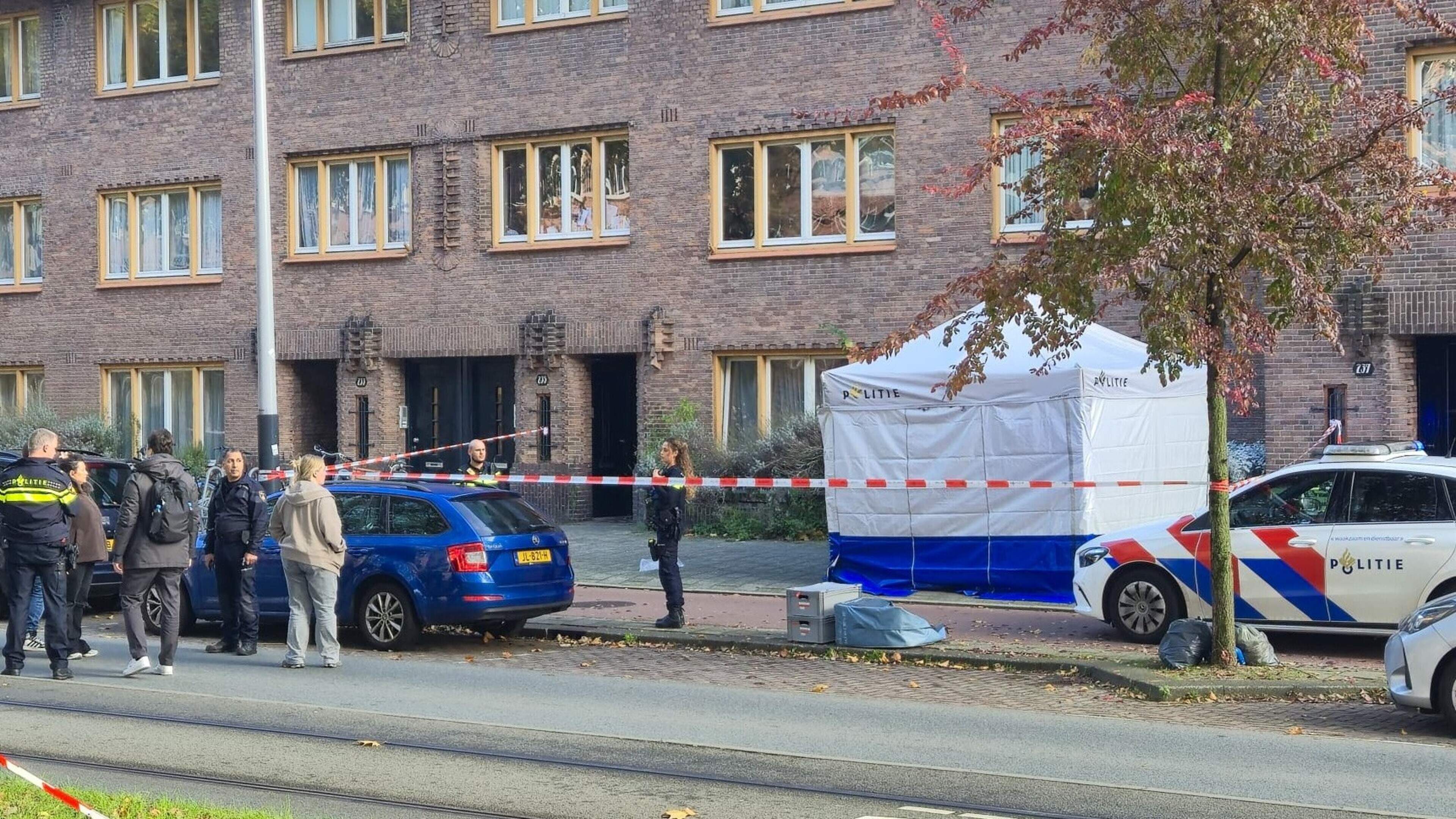Jongetje (1) valt van driehoog uit raam in Amsterdam