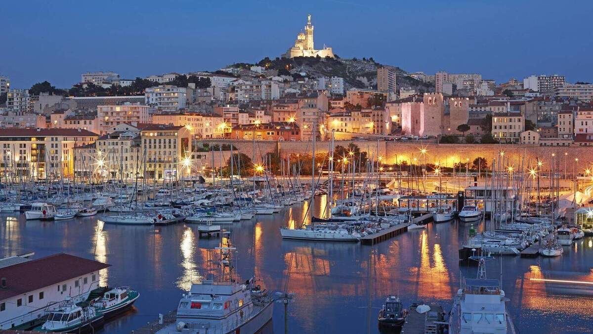 夏は数日間休憩します、自国のキャンピングカーのために新鮮な夜