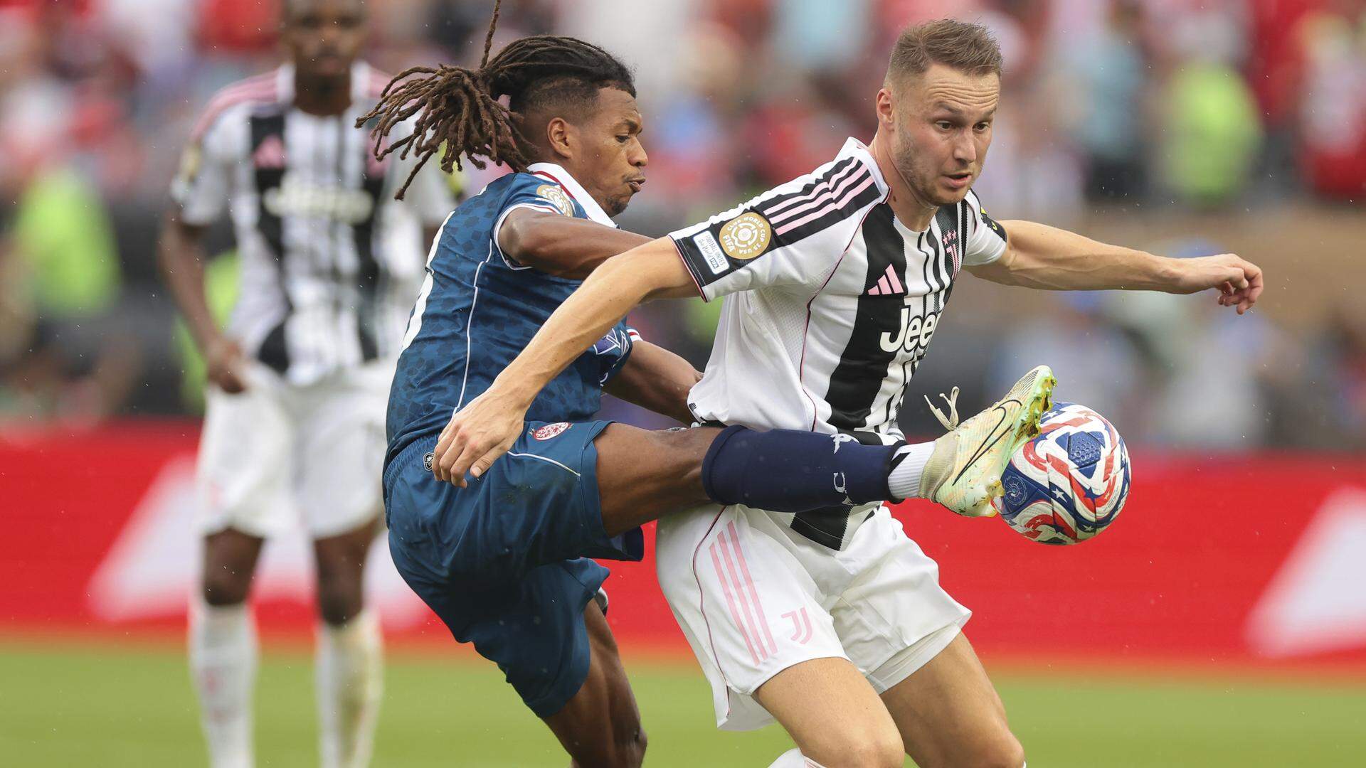 June 22, 2025, Philadelphia: Philadelphia, USA, 22nd June 2025. El Mehdi El Moubarik of Wydad AC (l) tackles Teun Koopmeiners of Juventus (r) during the Juventus vs Wydad AC FIFA Club World Cup match at Lincoln Financial Field, Philadelphia. (Credit Image: © Jonathan Moscrop/Sportimage/Cal Sport Media) (Cal Sport Media via AP Images)