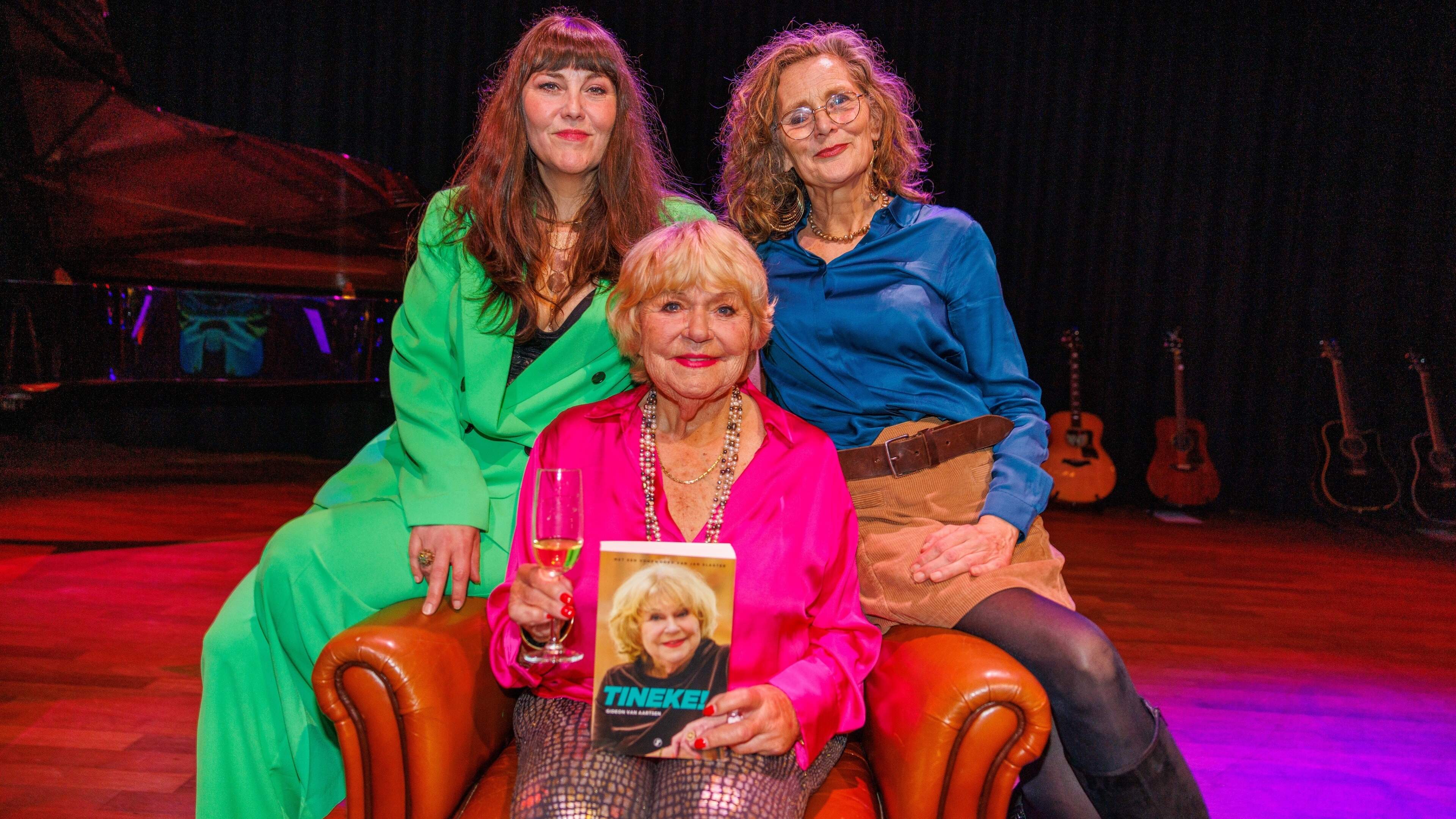 Radiokoningin Tineke de Nooij (84) in het zonnetje gezet bij presentatie openhartige biografie: ’Ik heb bijna niemand van mijn abortus verteld’