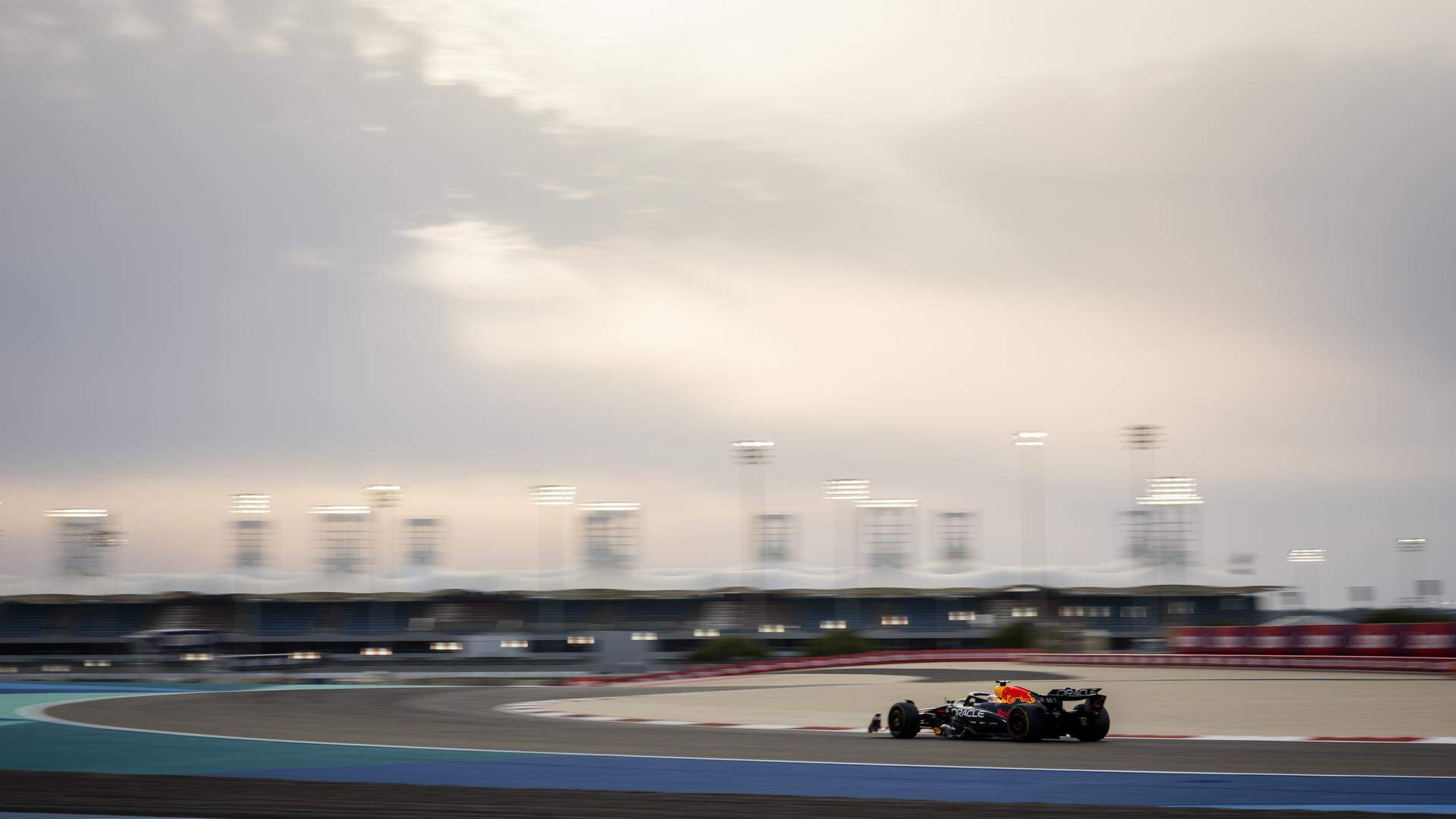 Max Verstappen in actie tijdens de tests in Bahrein ter voorbereiding op het huidige seizoen. 