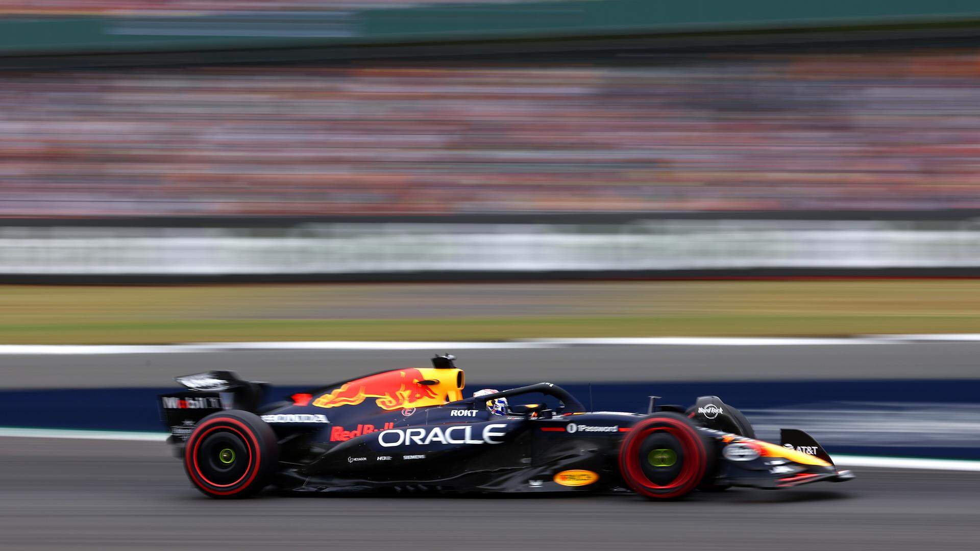 Max Verstappen werkt tijdens de derde vrije training toe naar de kwalificatie op Silverstone.