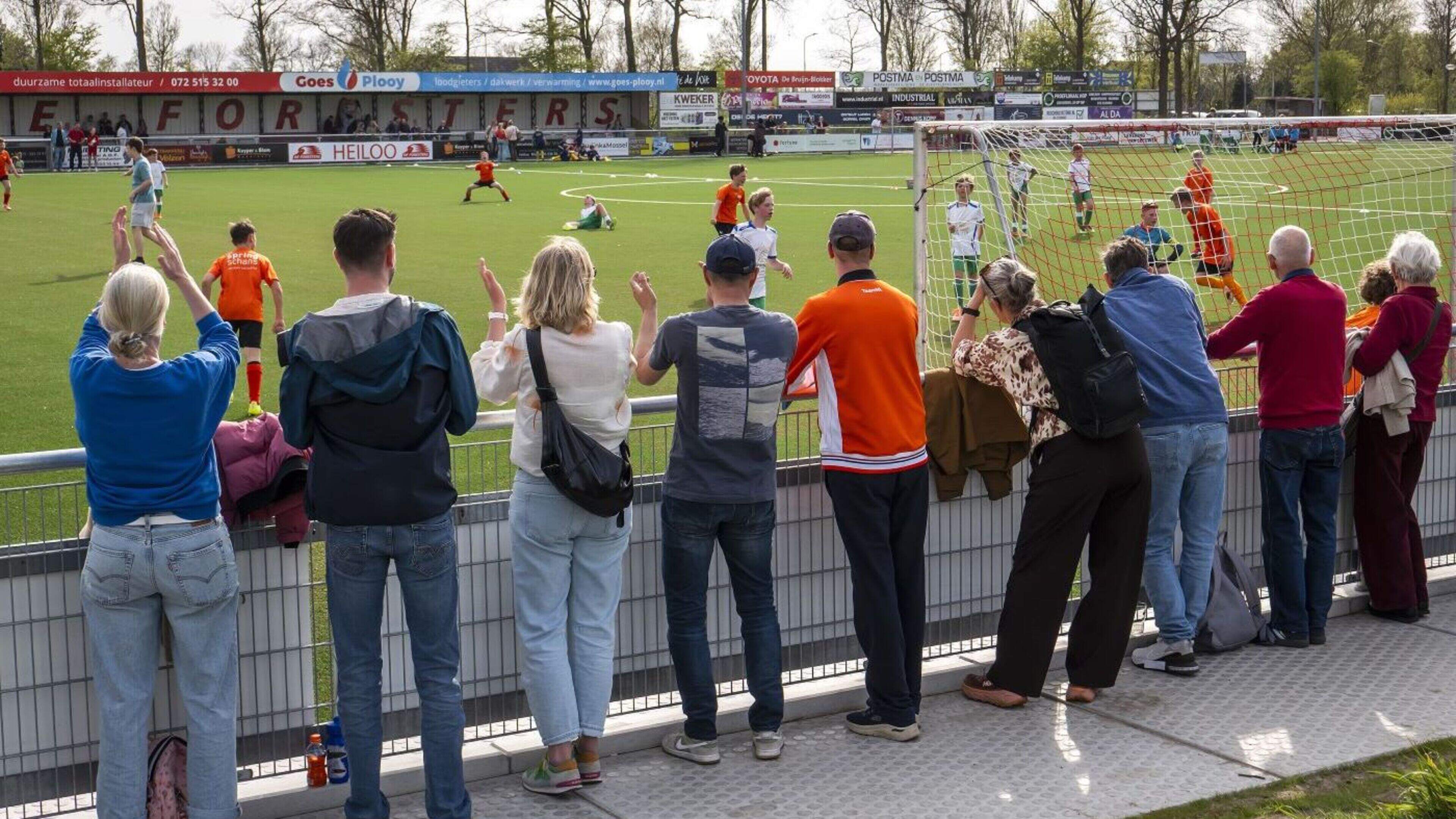 Praat mee: Moeten scheldende ouders geweerd worden bij de voetbalwedstrijden van hun kind?