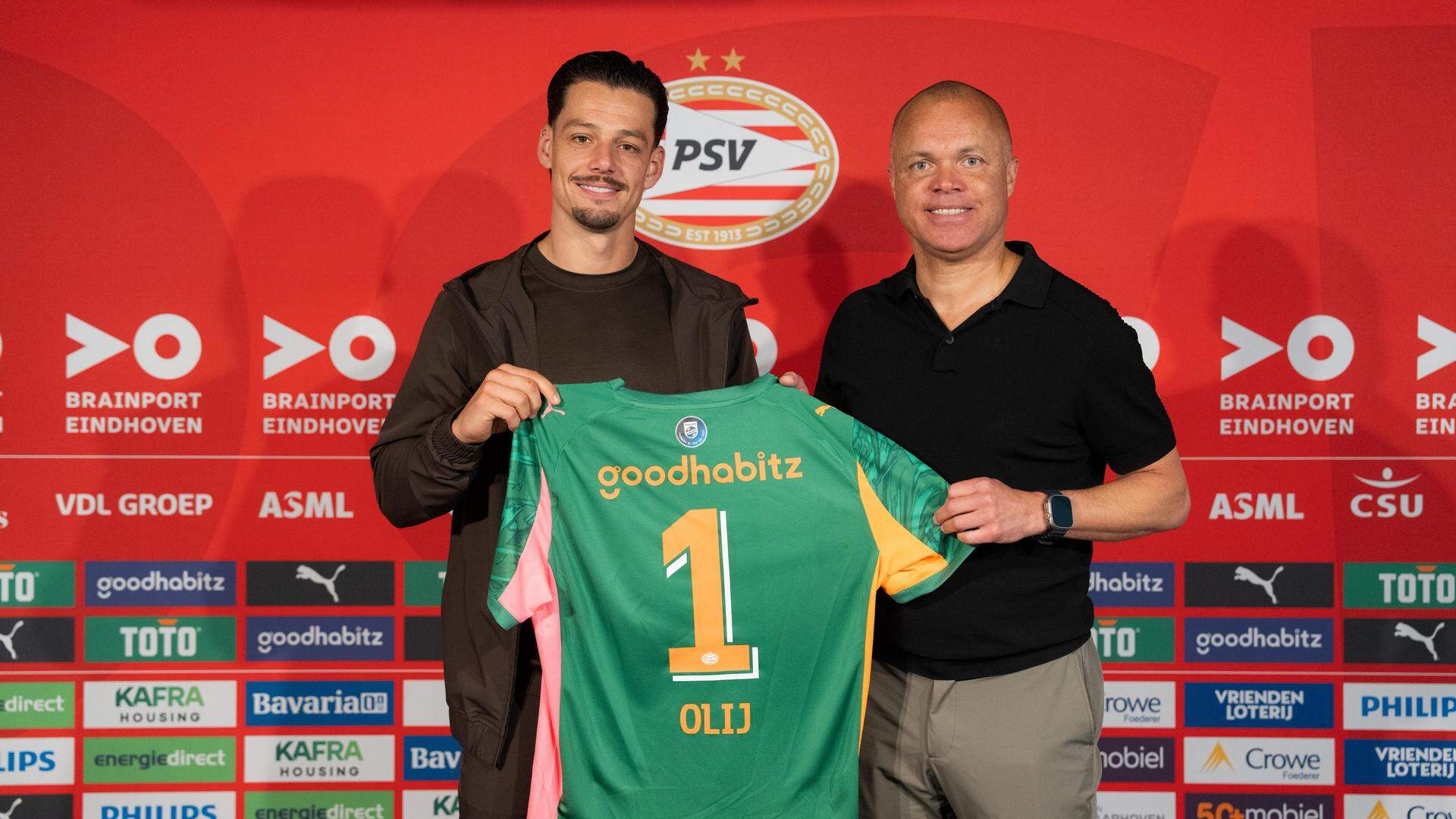 Nick Olij met Earnest Stewart 