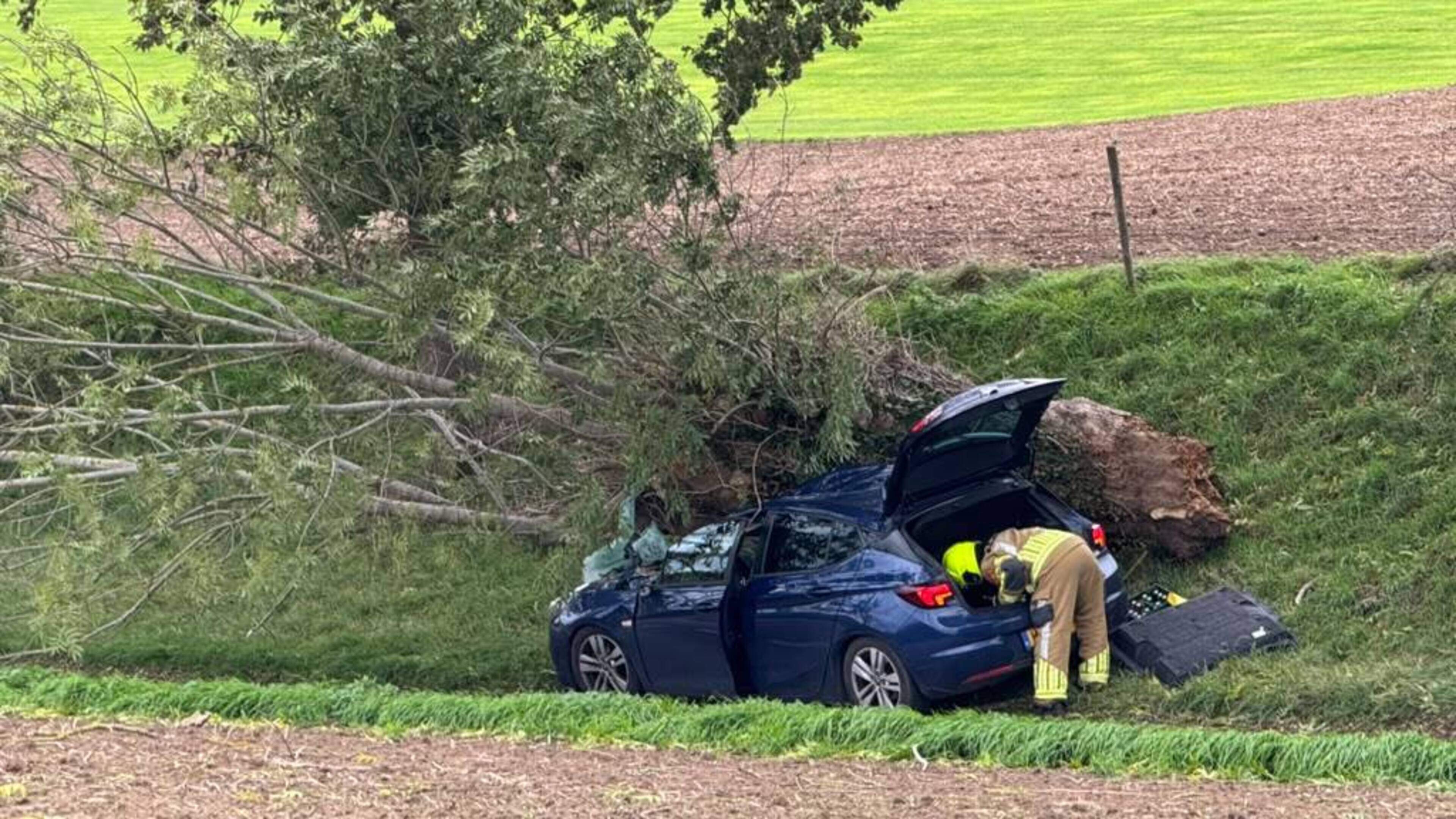 LIVE | Gewonde nadat boom op auto valt tijdens storm Austen