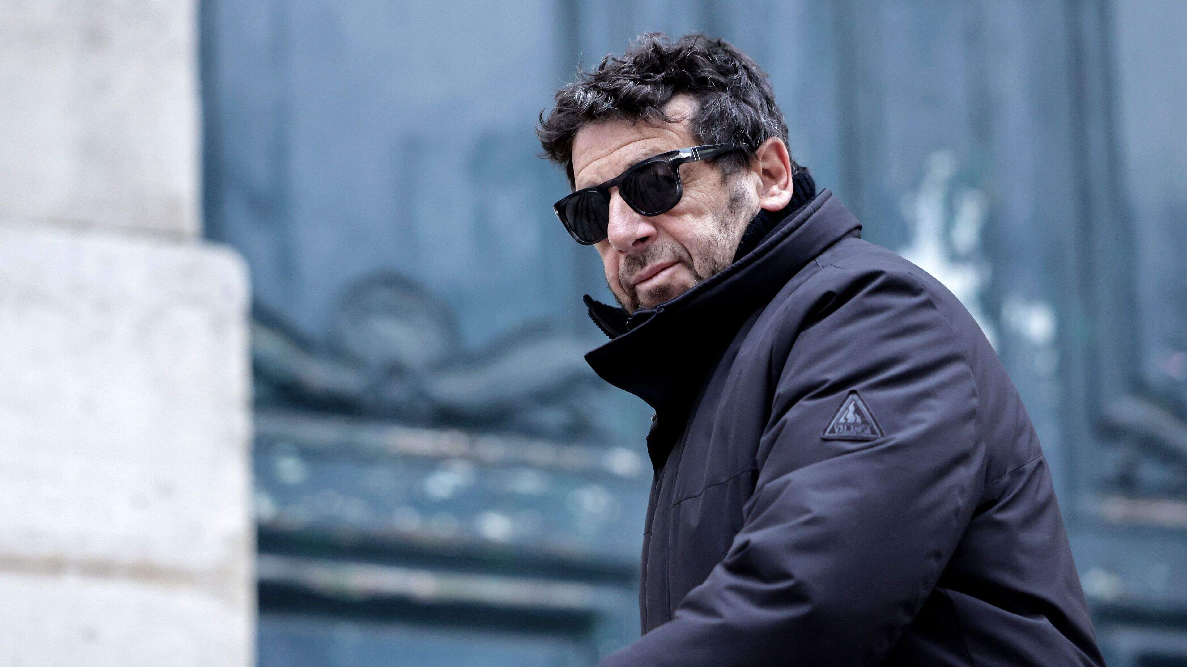 Franse zanger Patrick Bruel (67) opgepakt in onderzoek naar 
