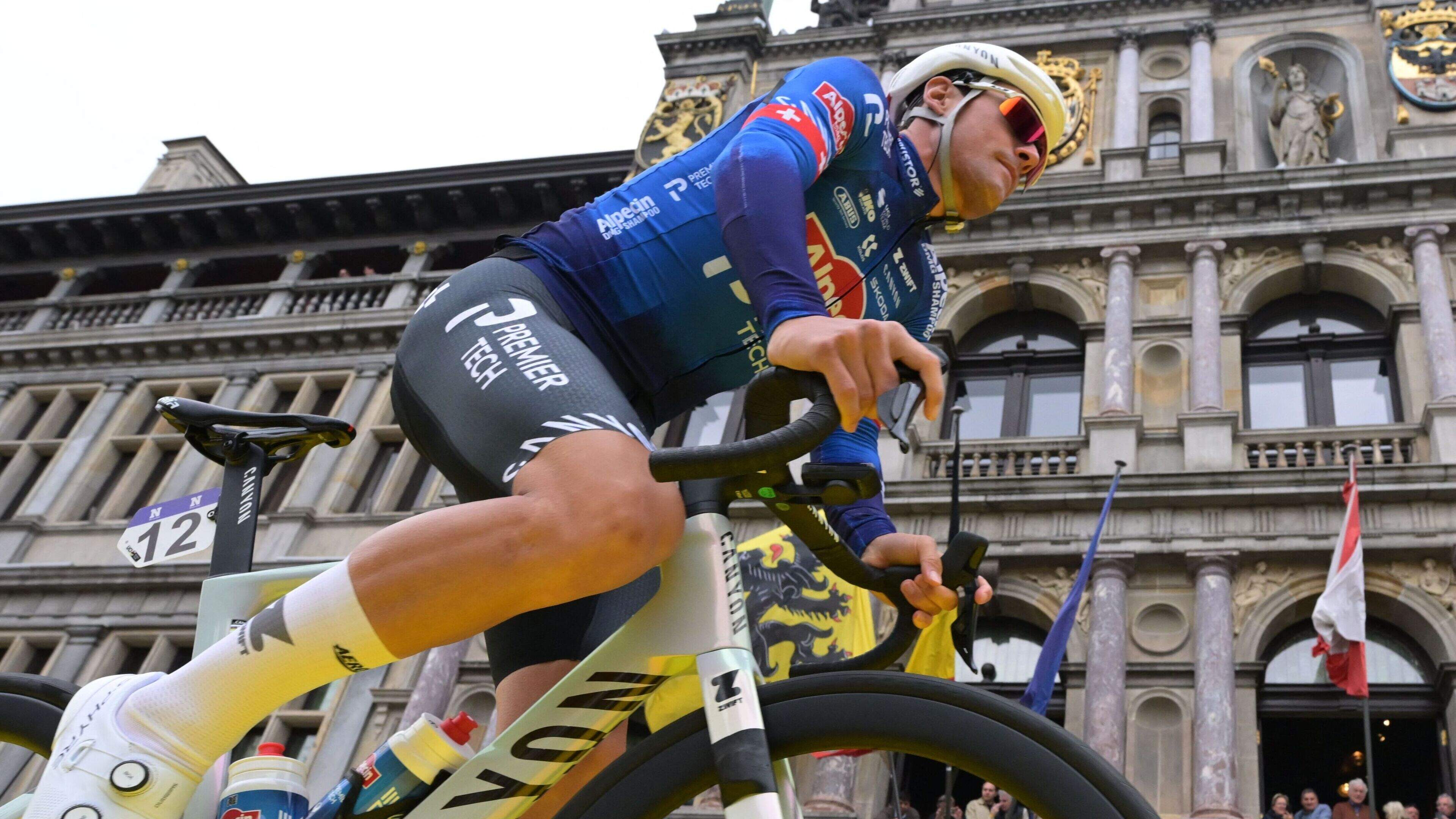 LIVE Ronde van Vlaanderen: sluitende spoorwegovergang hakt peloton in tweeën, Van der Poel in deel twee