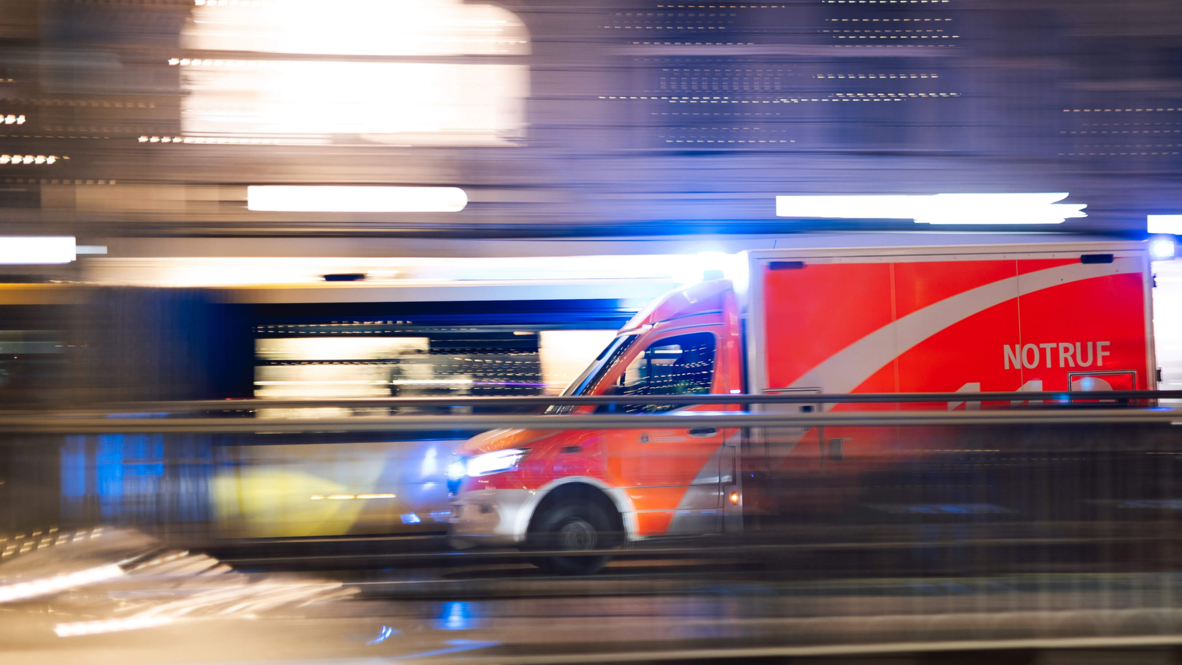 Dode en meerdere gewonden na ’harde knal’ onder brug in Duitsland