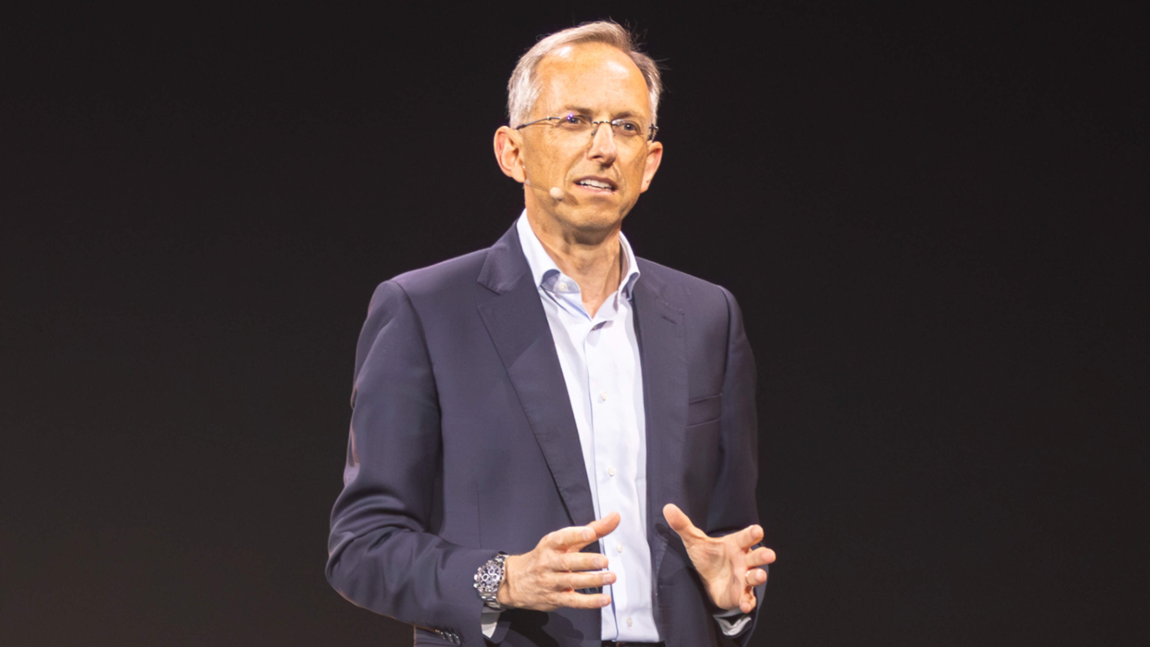Dit verdient Ferrari-CEO Benedetto Vigna per jaar, en zijn bonussen zijn schokkend