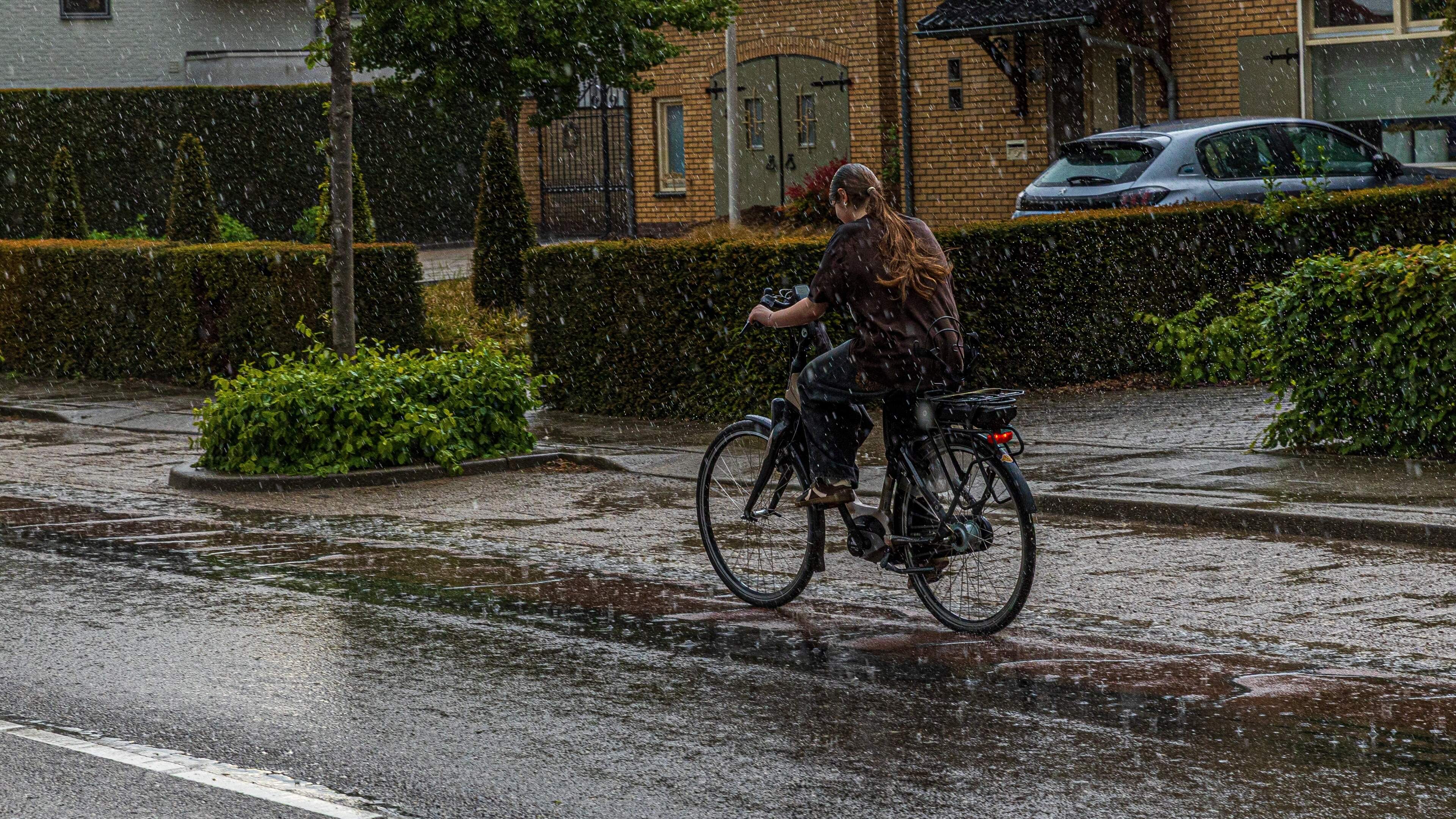 Weersomslag in het verschiet: van zomers warm naar 12 graden met regen en onweer