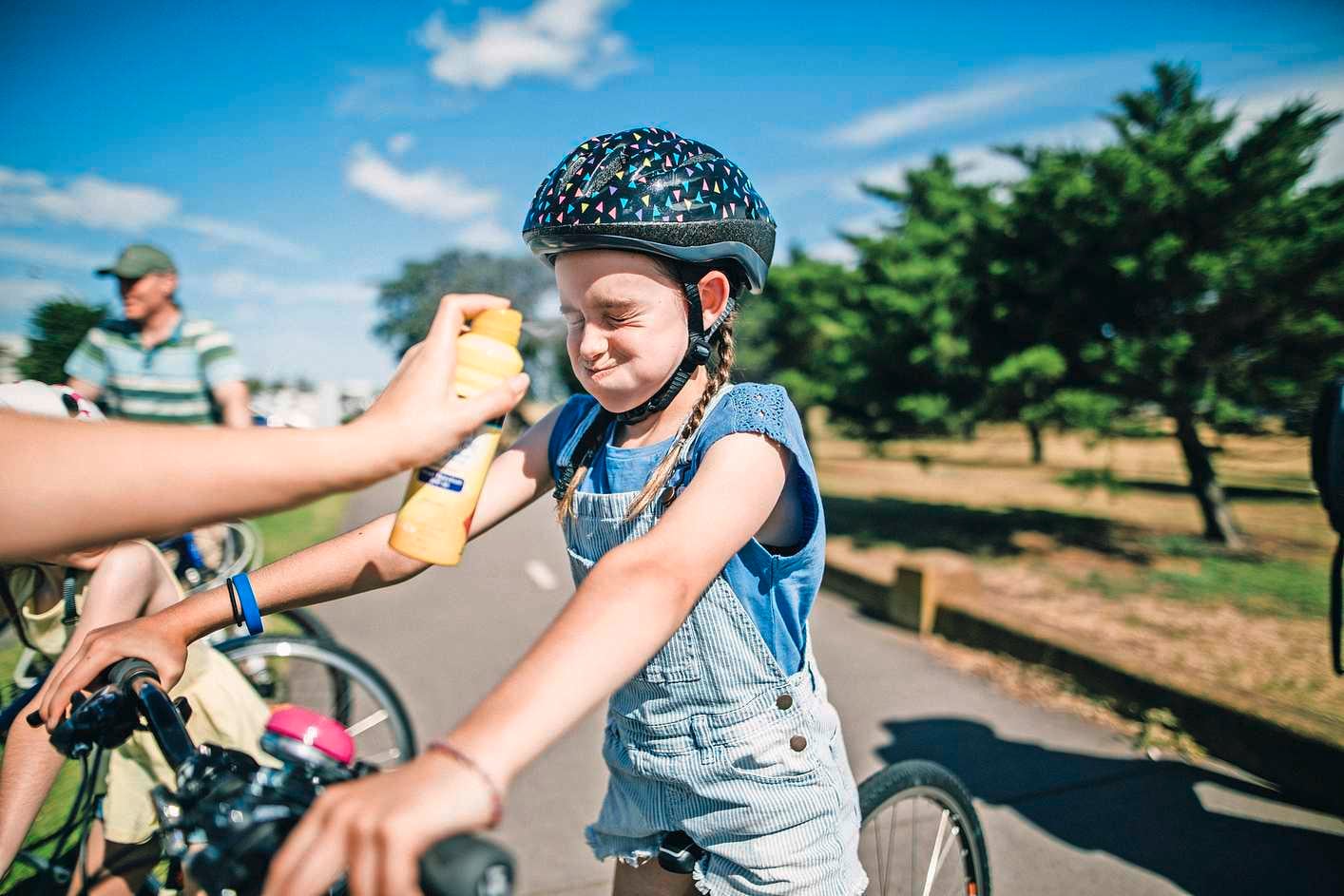 De zon schijnt volop, dus smeer je zelfs in als je op de fiets stapt: ’Wij Nederlanders vinden het snel te veel gedoe’