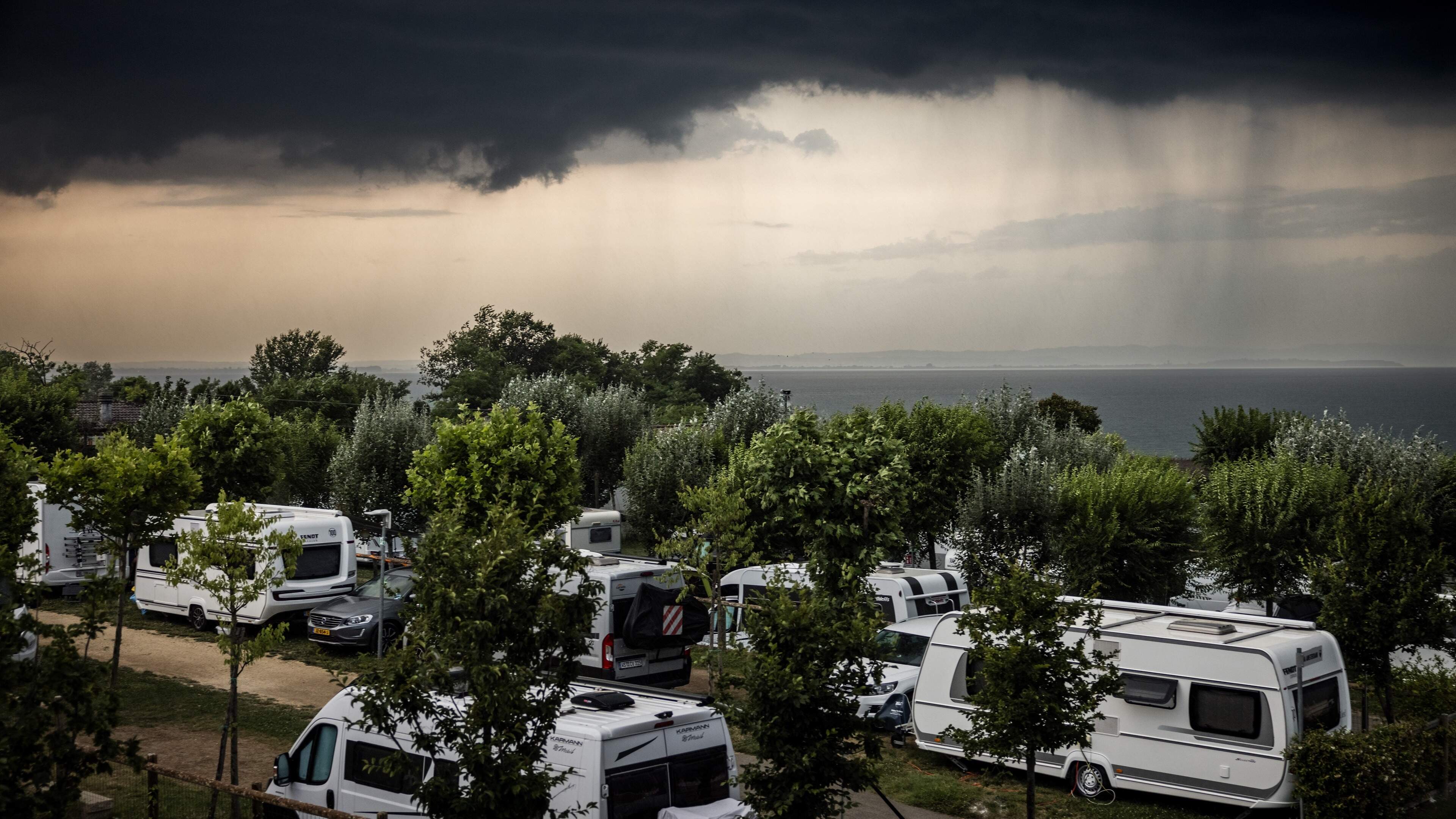 Hagelstenen tot tien (!) centimeter verwacht bij Gardameer: zo beperk je schade aan je auto, caravan of tent