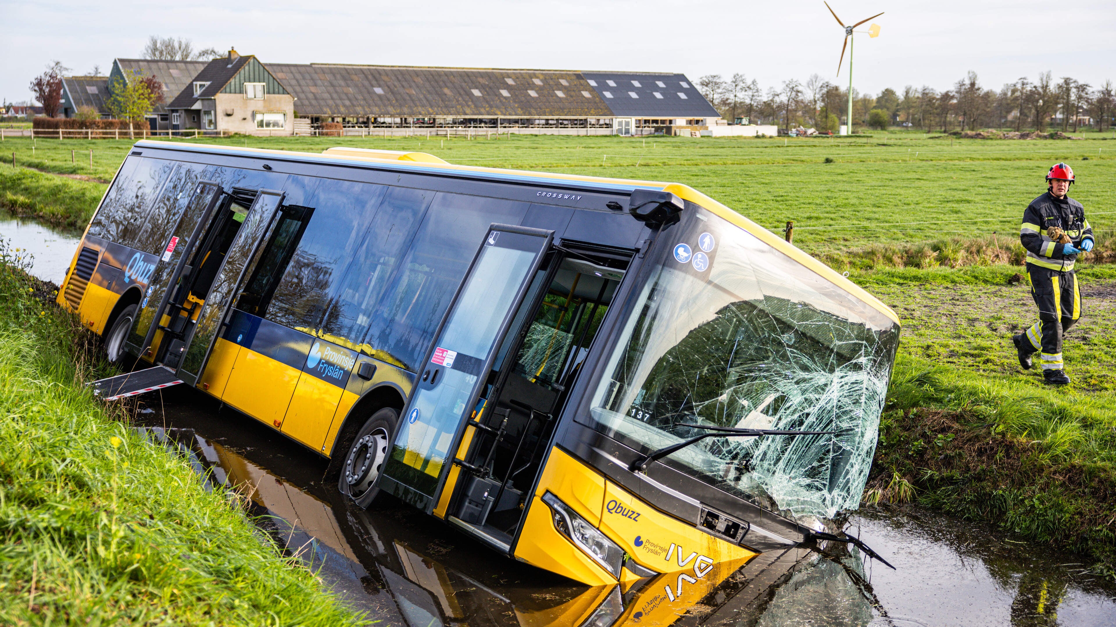 Lijnbus met inzittenden belandt in sloot in Friesland: twee gewonden naar het ziekenhuis