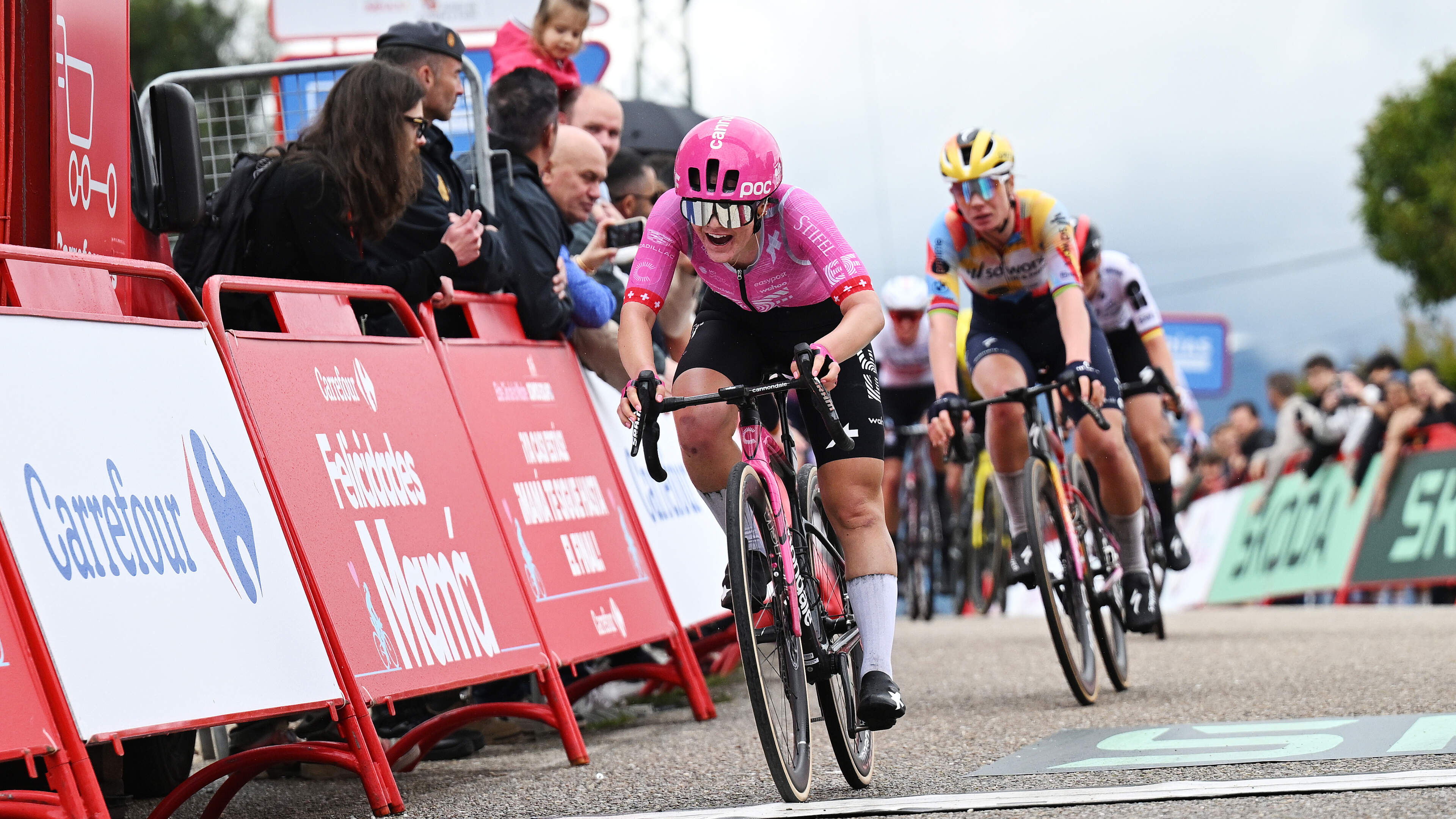 Noemi Rüegg wint eerste etappe Vuelta Feminina, Marianne Vos vlak voor het einde onderuit