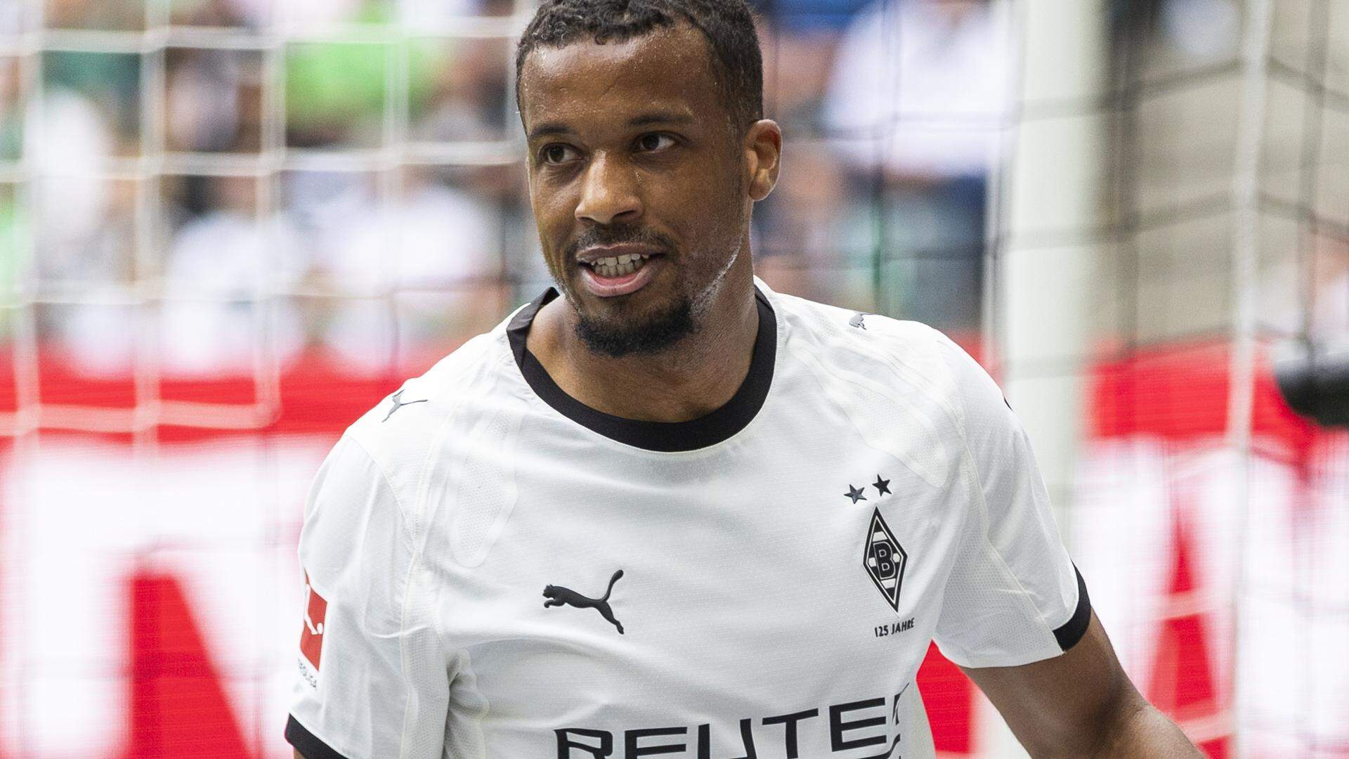 Alassane Plea komt de aanval van PSV versterken. 
