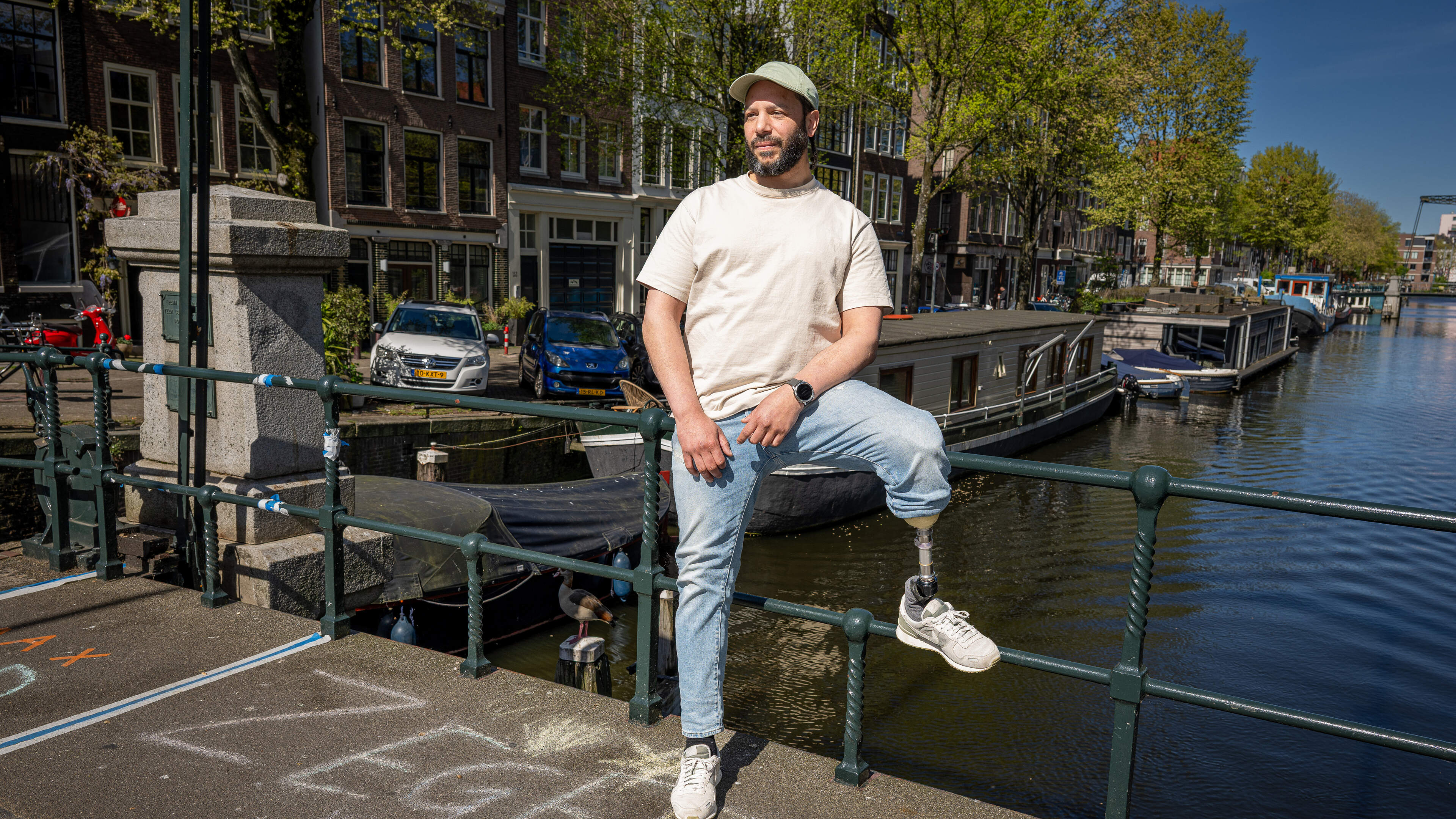 Dronken Lionel (42) raakt peperduur kunstbeen kwijt tijdens stapavond Amsterdam: ’Het leven lachte me nét weer toe en nu dit’