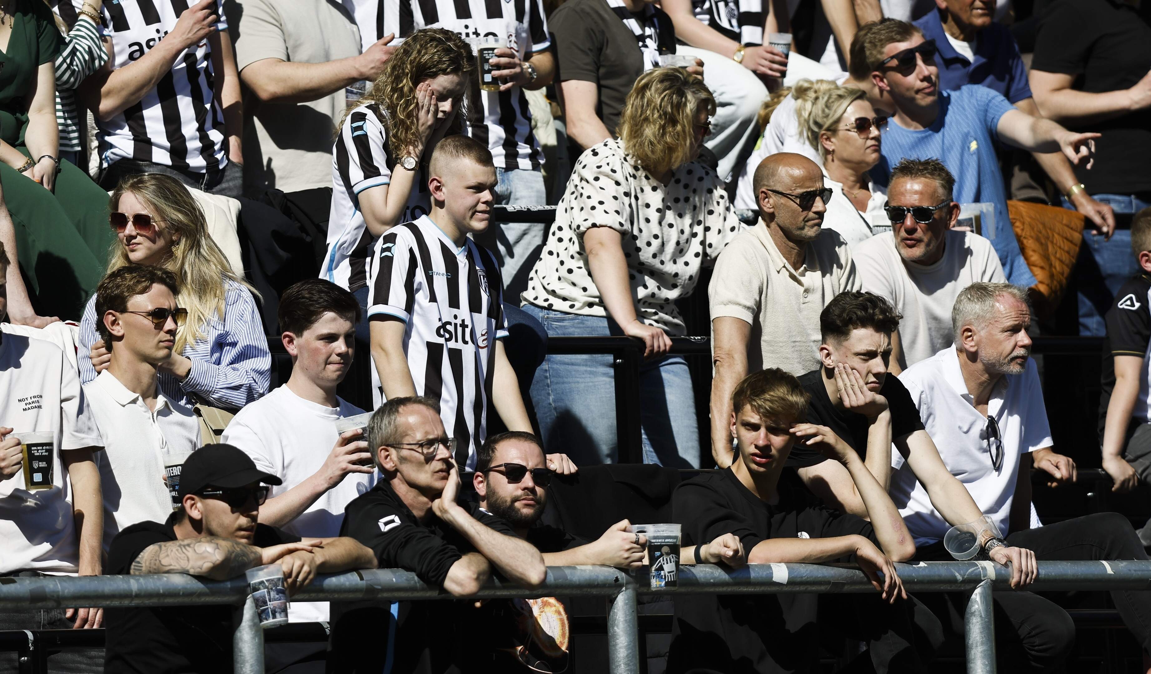 Duel van op degradatie afstevenend Heracles Almelo tijdelijk gestaakt wegens gooien vuurwerk