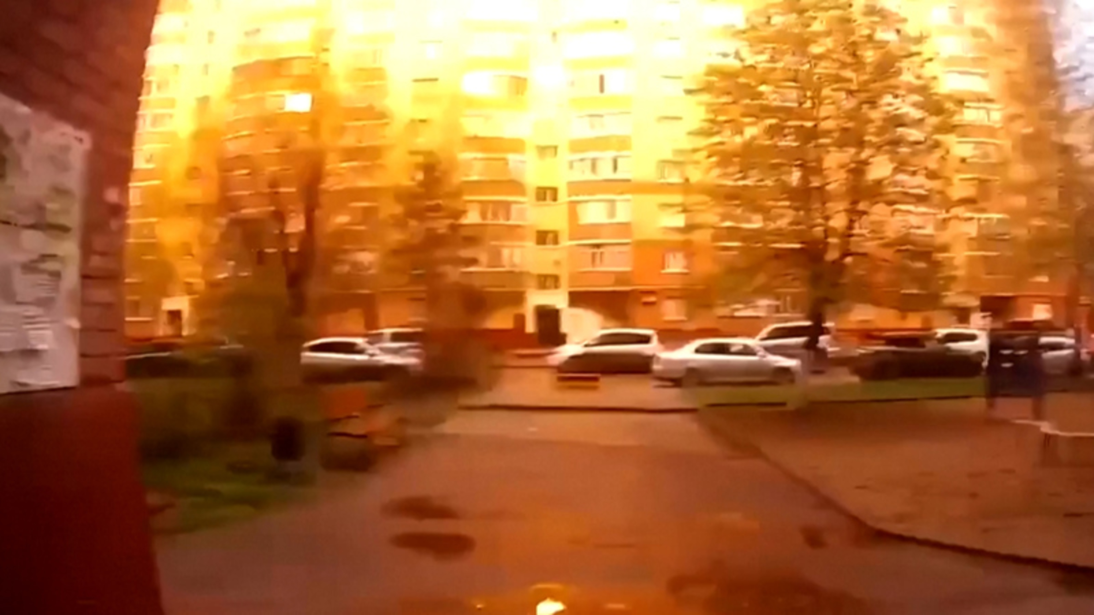 Heftige explosie gefilmd: brokstukken drones treffen Russisch gebouw