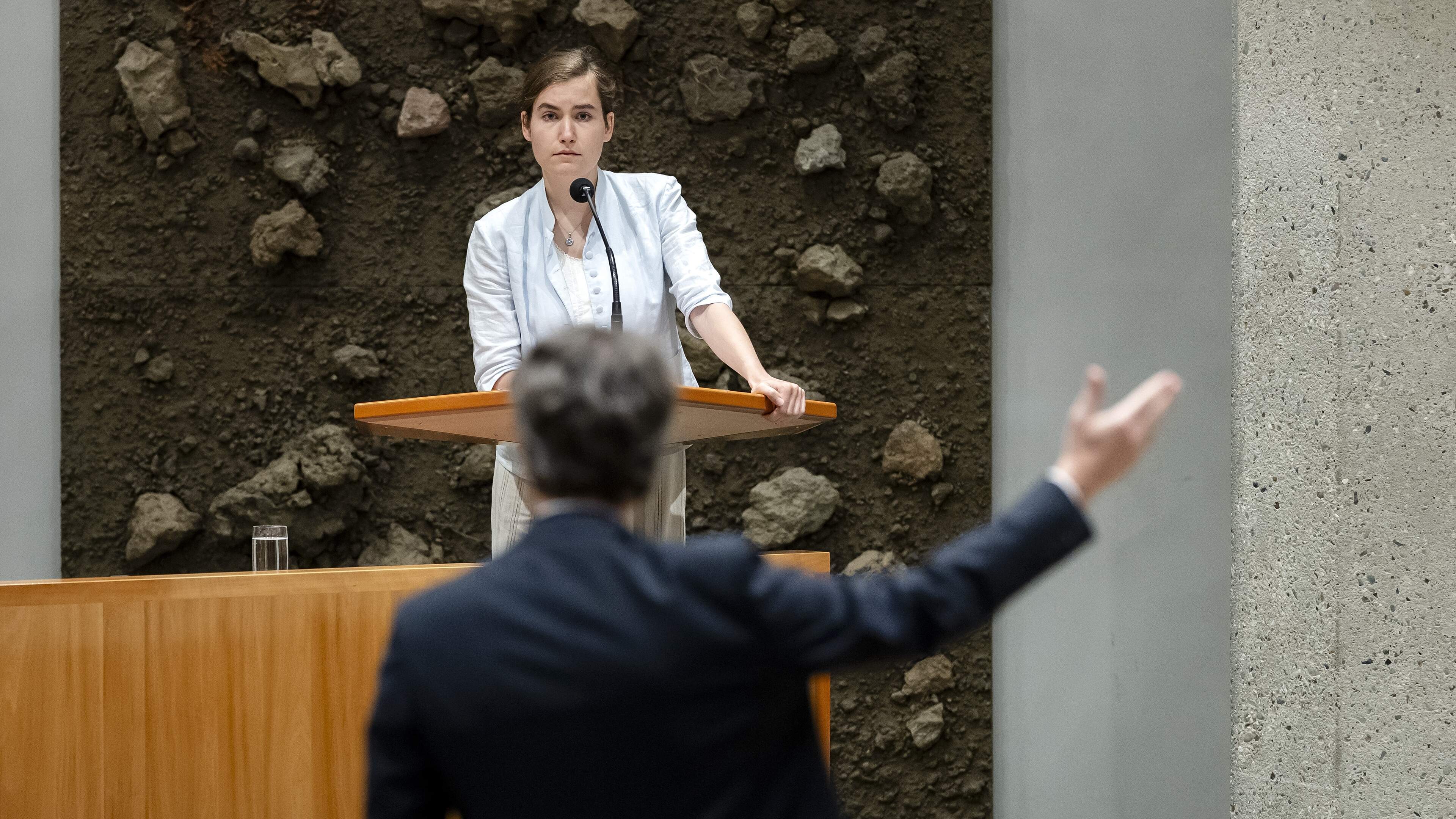 Haagse politiek worstelt met roep om strenger asielbeleid: ’Als dit de strategie is van het kabinet, dan is dat niet lang vol te houden’