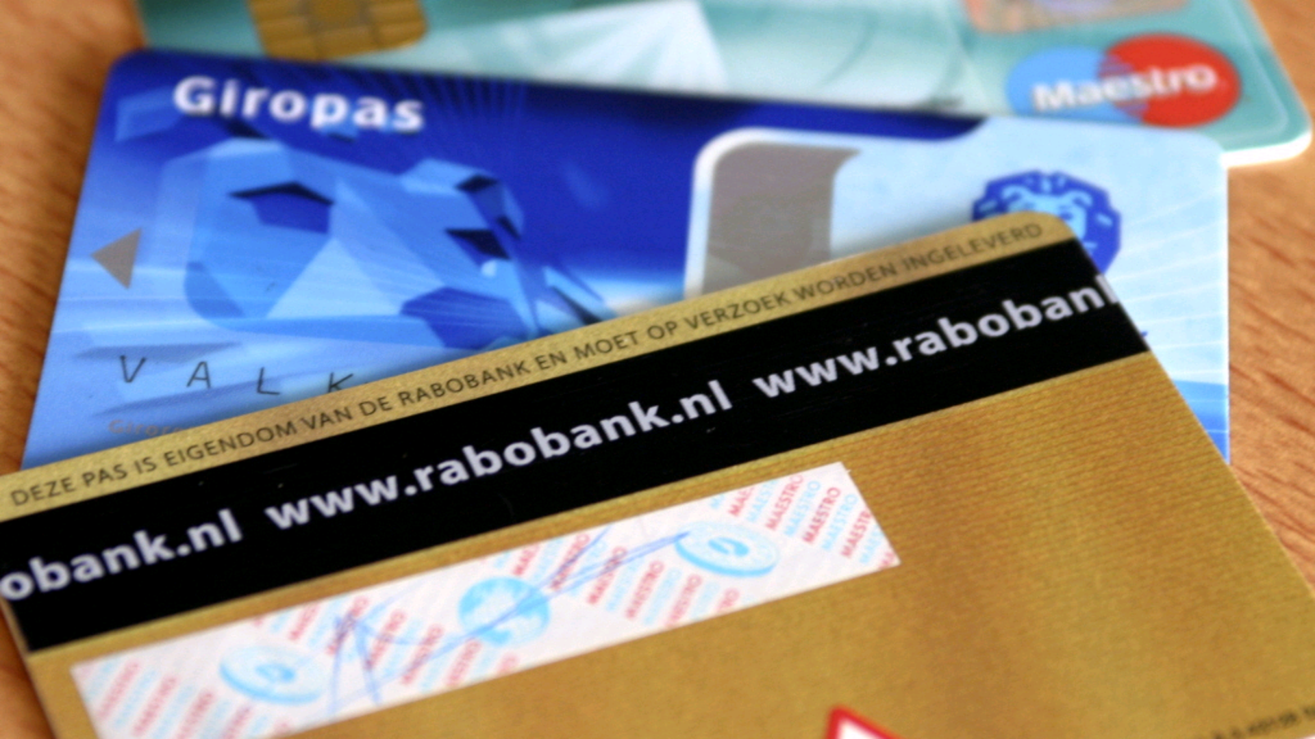 Handtekening voortaan overbodig op bankpas | De Telegraaf