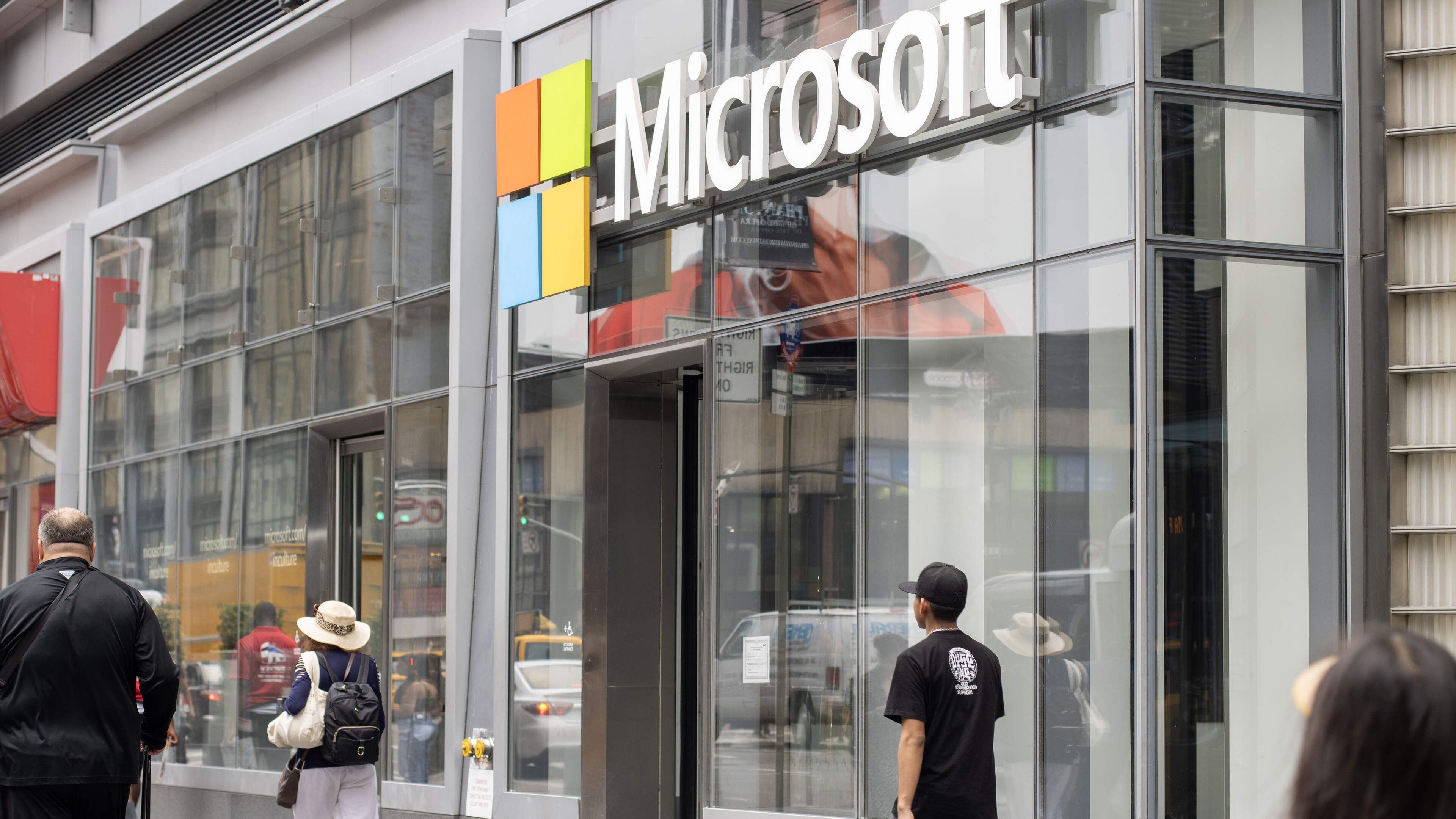 Google hard onderuit na zwakke cijfers, betere omzet jaagt koers Microsoft omhoog